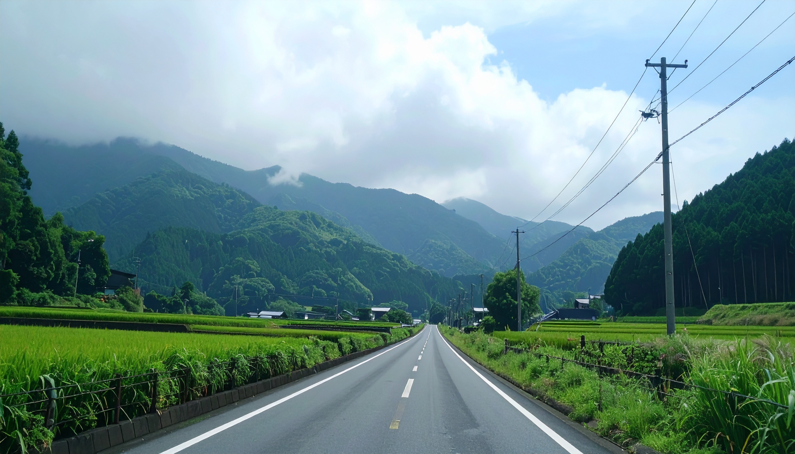 嬬恋・高山境の群馬県看板がSNSで拡散し峠を観光名所化