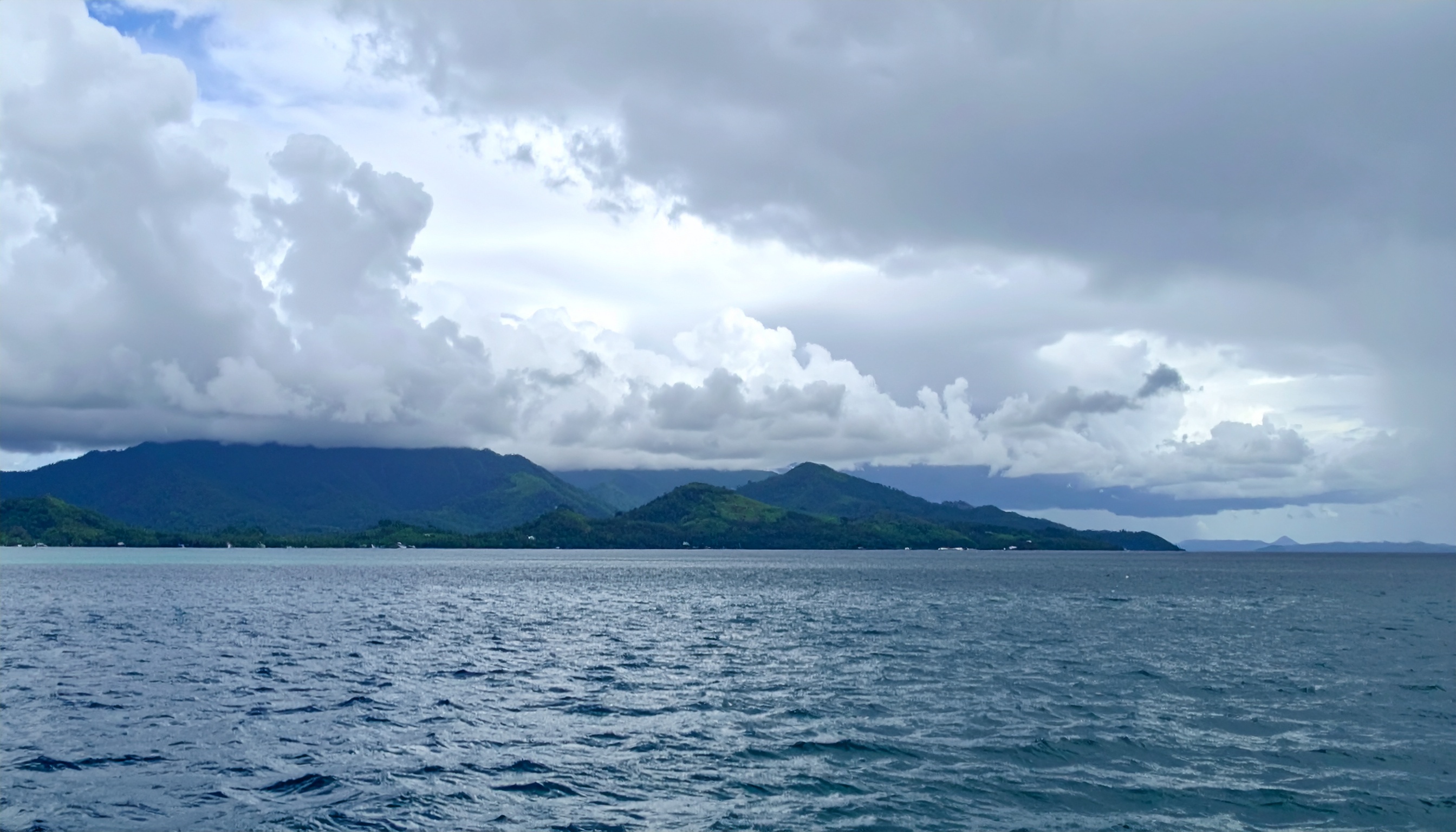 ミンダナオ島沖でM7.6地震、津波警報で避難進む