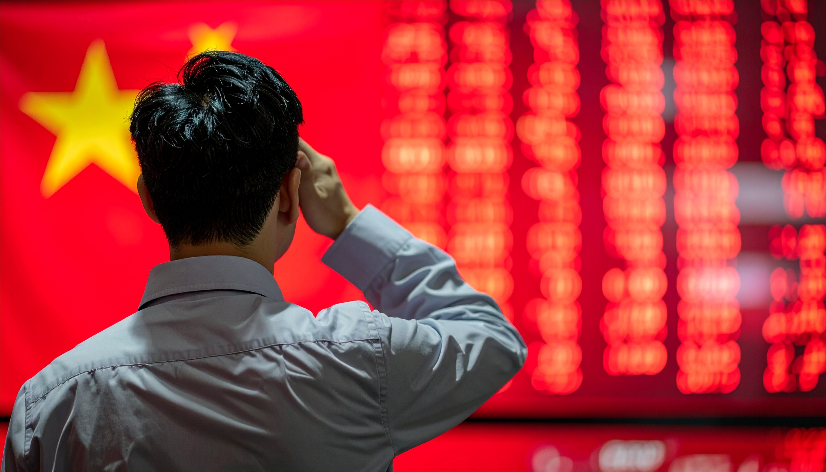 中国株相場が売り先行、債券買いと元高で投資がリスク回避