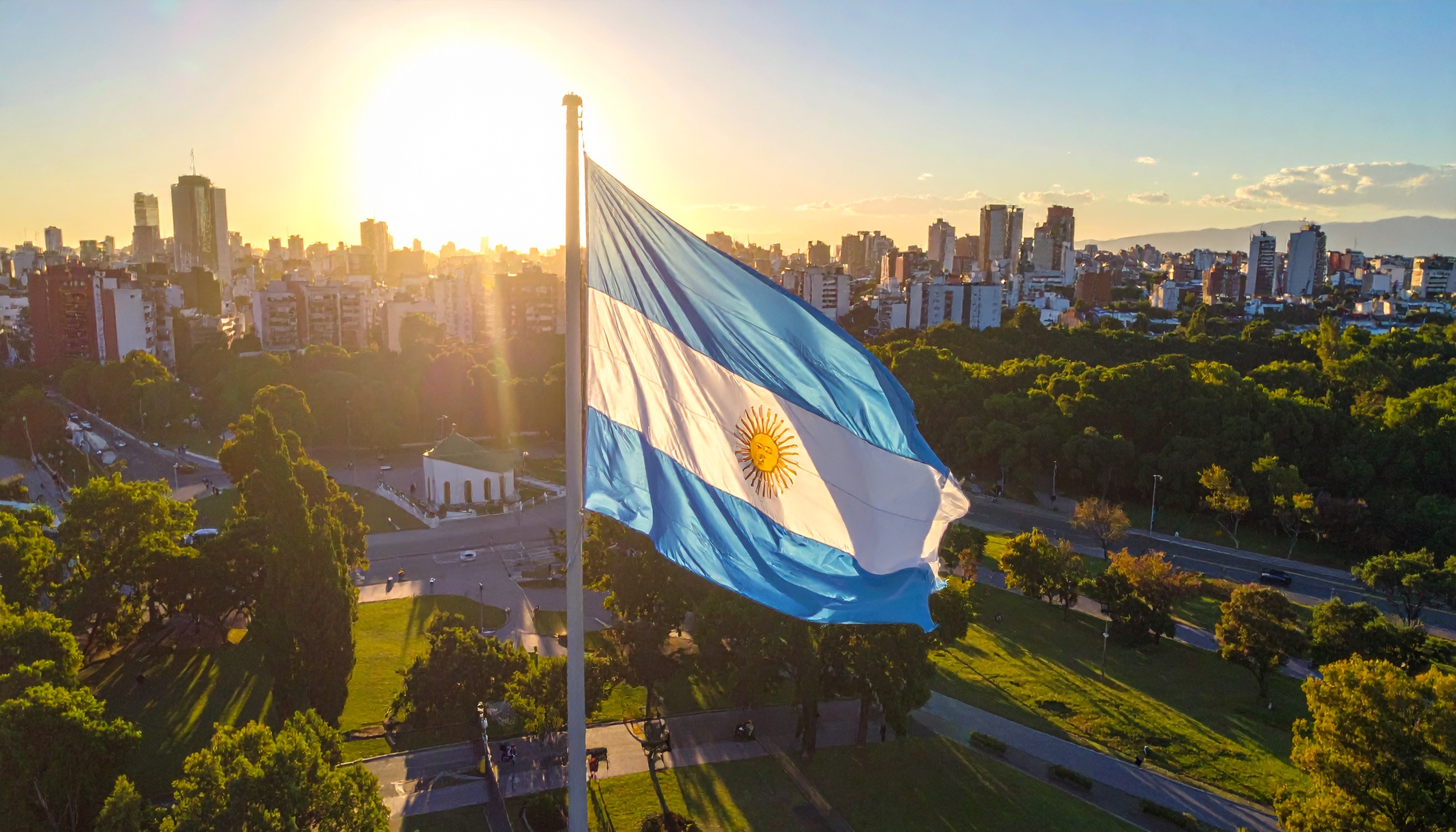 ミレイ大統領率いるLLAが中間選挙で勝利、経済改革に追い風