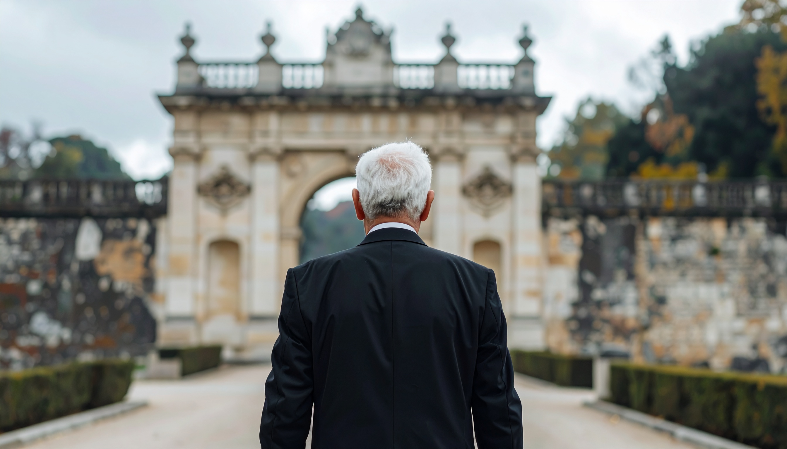 チャールズ国王がアンドルー氏の称号剥奪手続きを進め公務復帰断たれ居住見直し迫る