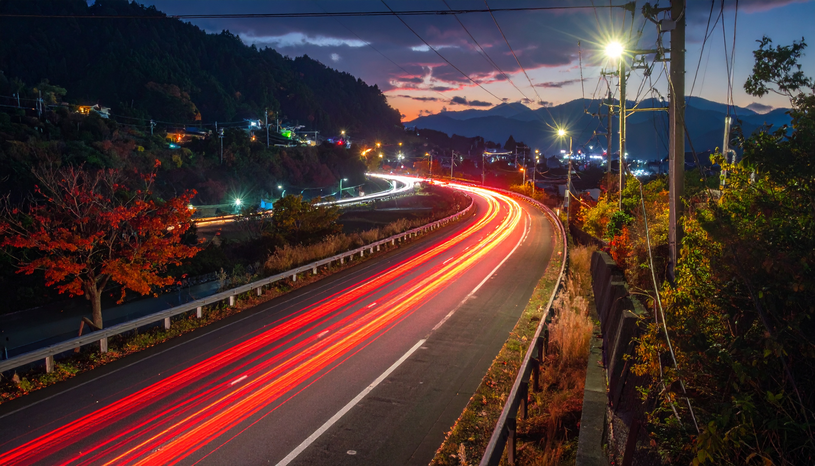 神奈川県真鶴町の町道で車が衝突後逃走、60代男性が重体