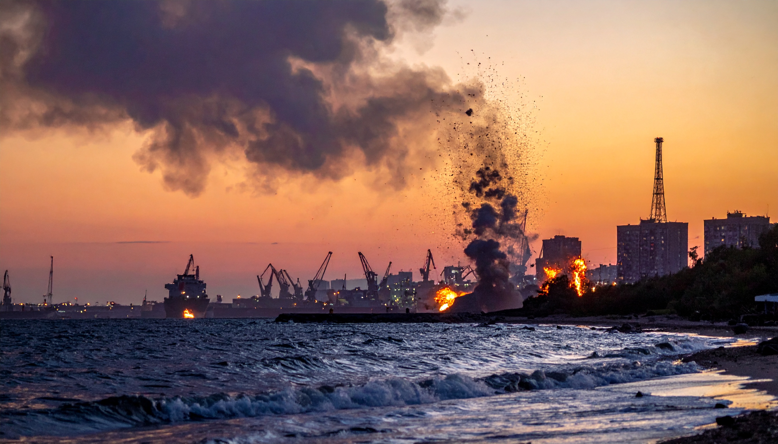 ロシア・トゥアプセ沖で無人艇1隻が爆発、ロシア鉄道が貨物運行制限を延長