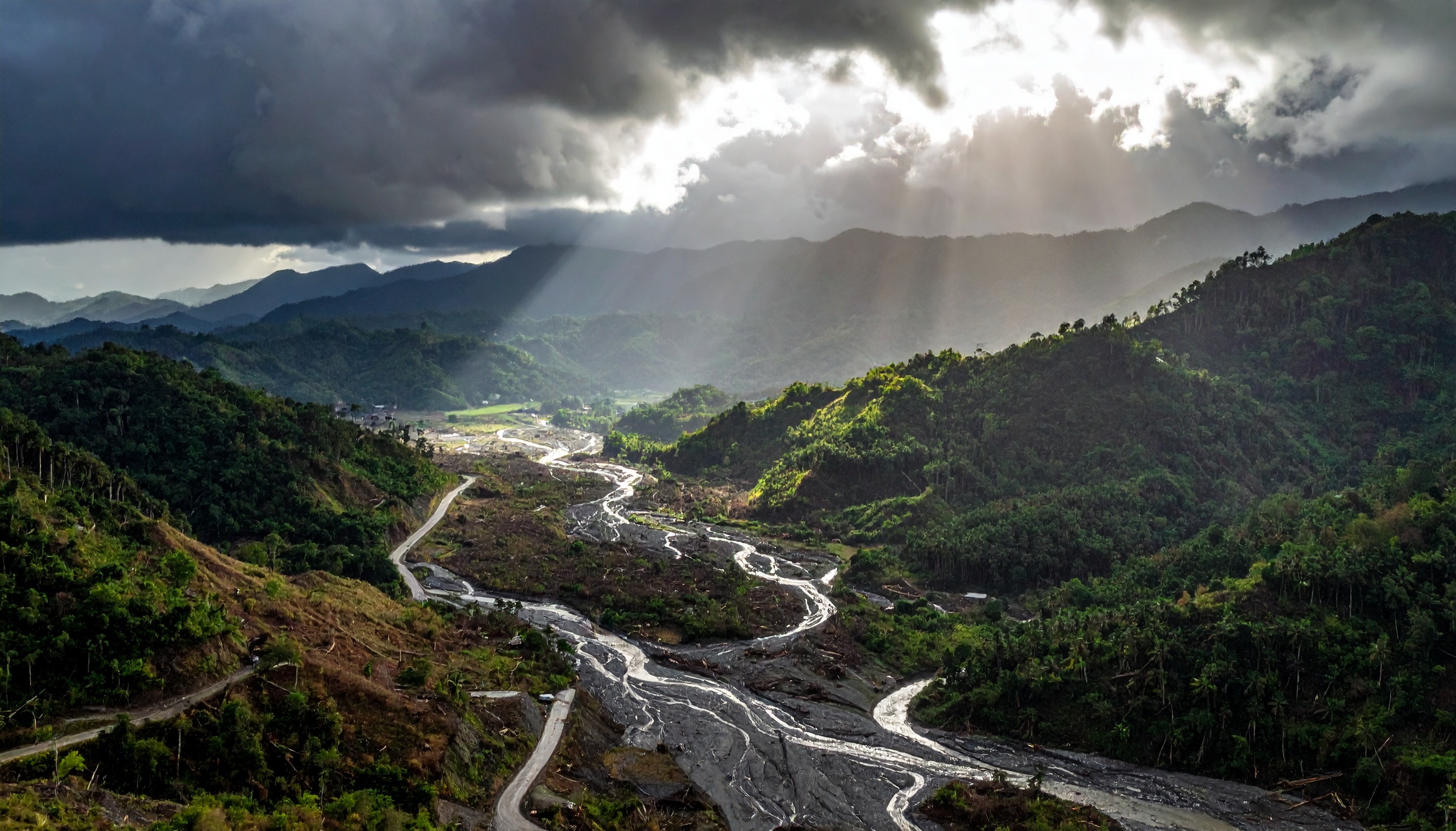 台風26号がフィリピン・ルソン島に上陸、死者4人を確認
