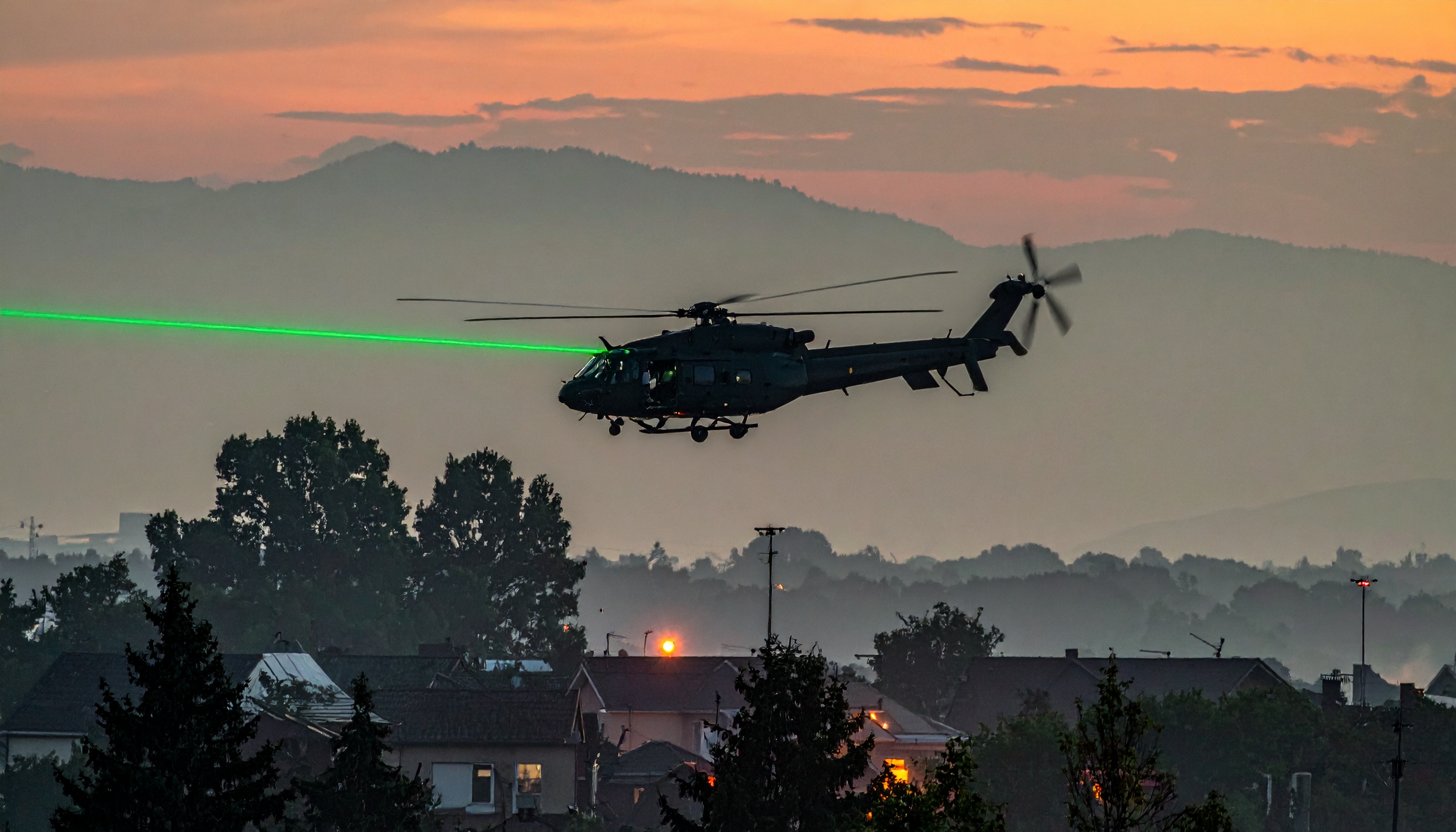 陸自第14旅団UH-1Jが徳島県内住宅街上空でレーザー照射、県警に通報し対策検討