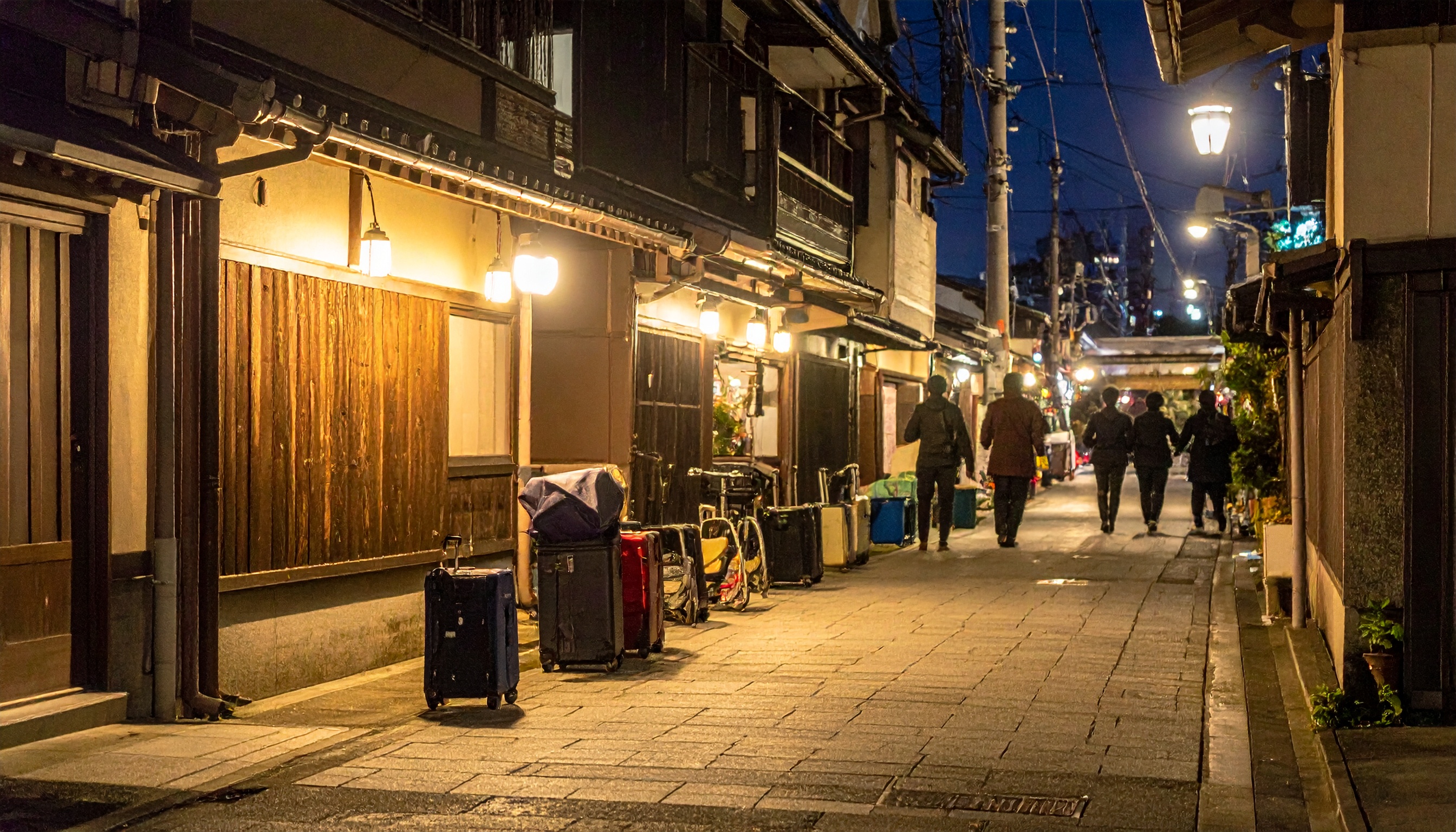 京都府警が京都市南区の民家でインドネシア人7人を逮捕、不法残留疑い