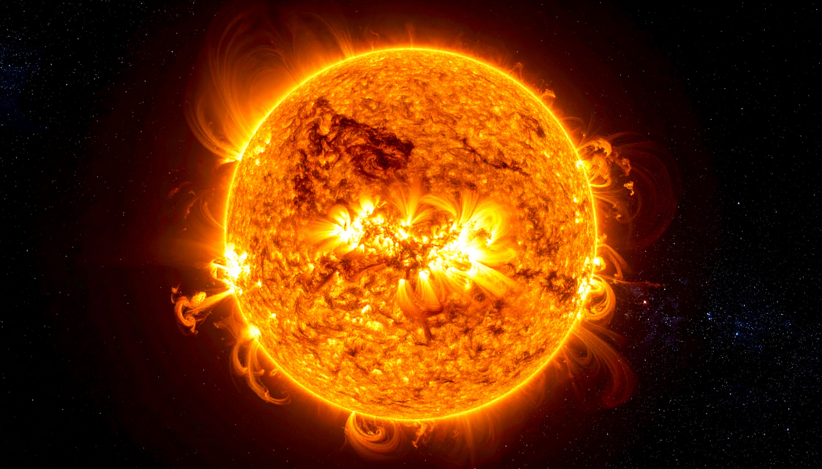 太陽がX5.1フレアを発生、地球で強い磁気嵐が続き、通信・電力に障害