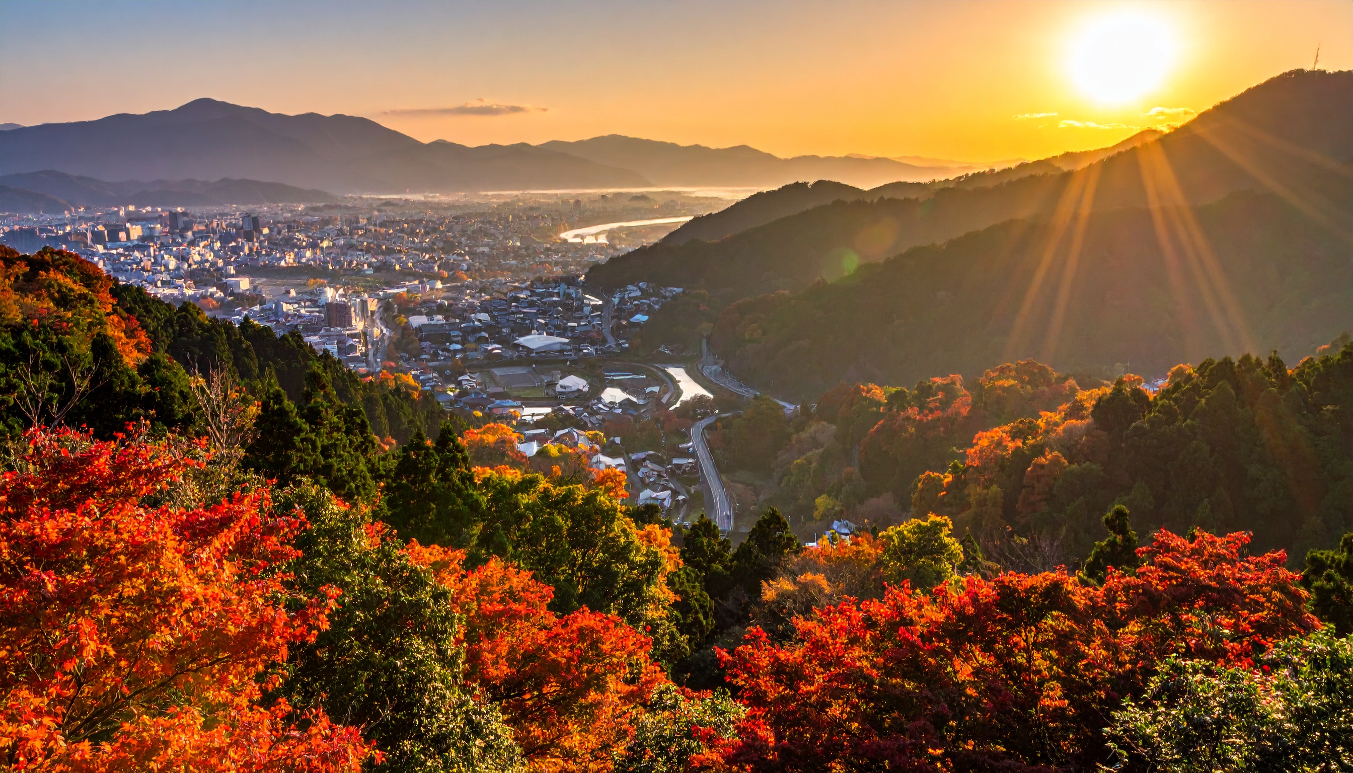 静岡県伊東市の田久保真紀前市長が出馬、出直し選で市政停滞の是正が争点に