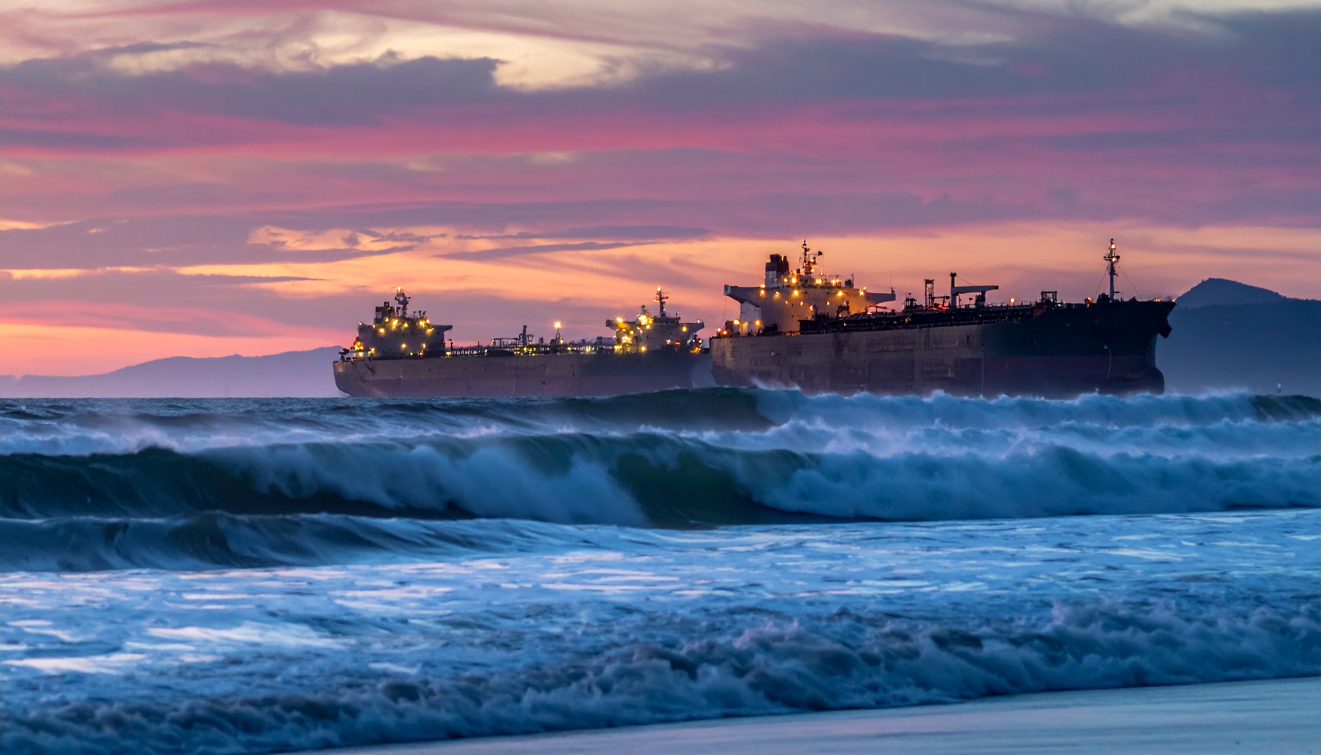 米財務省がロシア石油大手を制裁、沖合で荷下ろし待ちタンカー増加