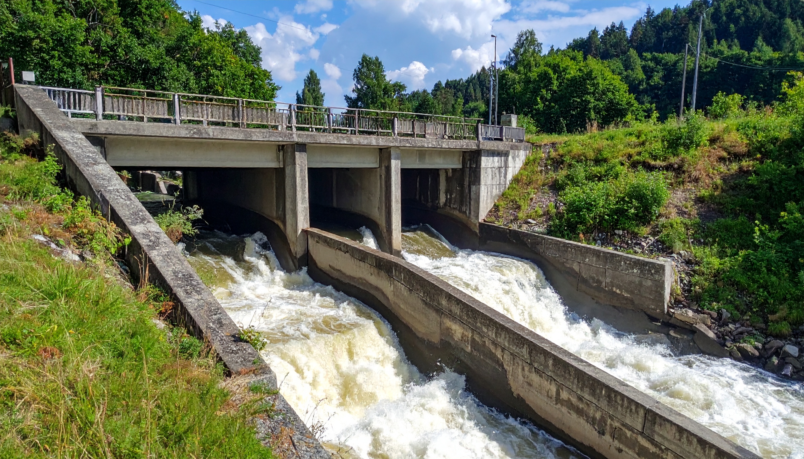 日立産機システムがEBS-F150L発売、既存配管を止めず配水放流口で発電