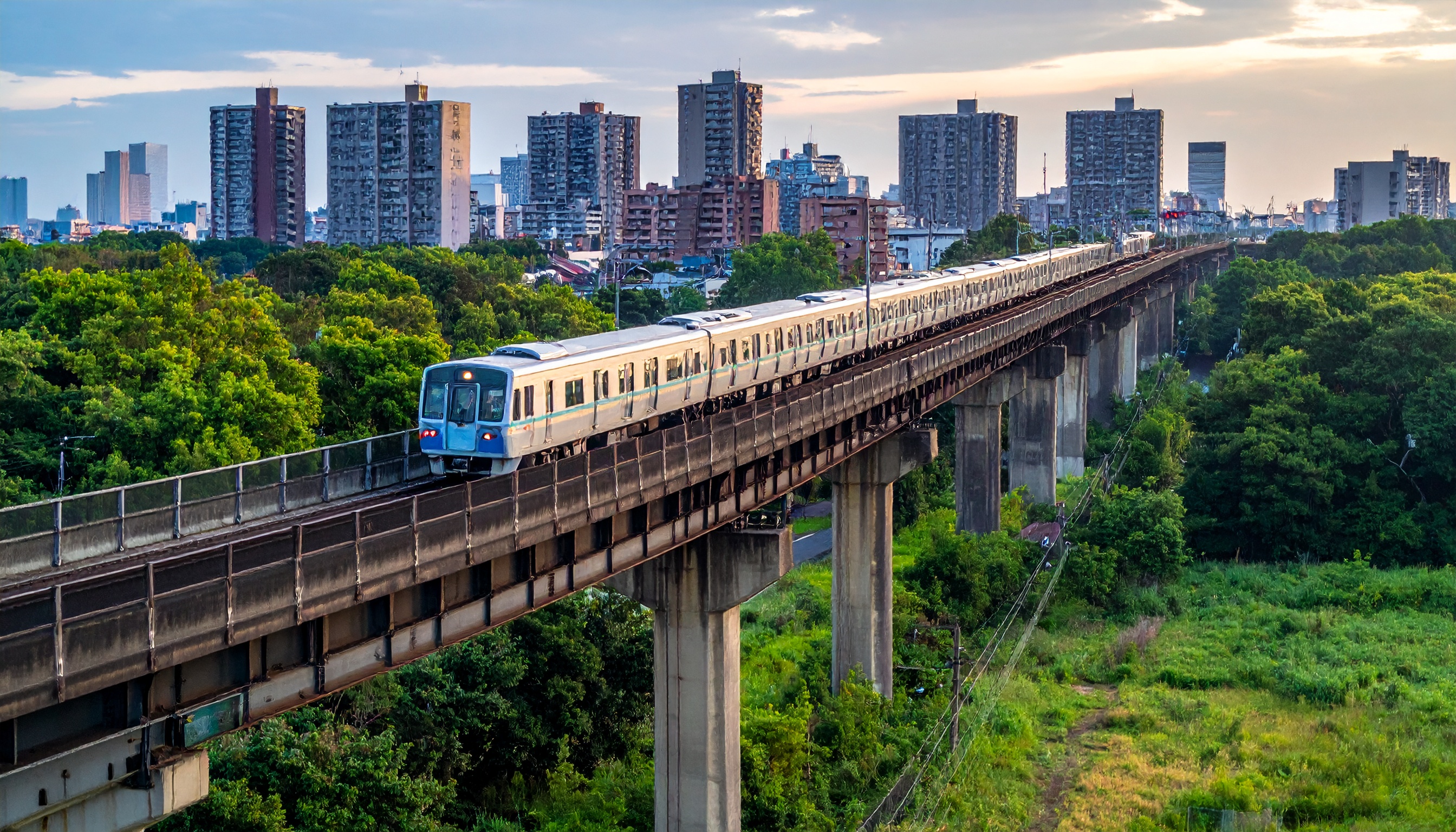 京王電鉄が新型2000系公開、車内に大型フリースペース導入し通勤環境改善へ
