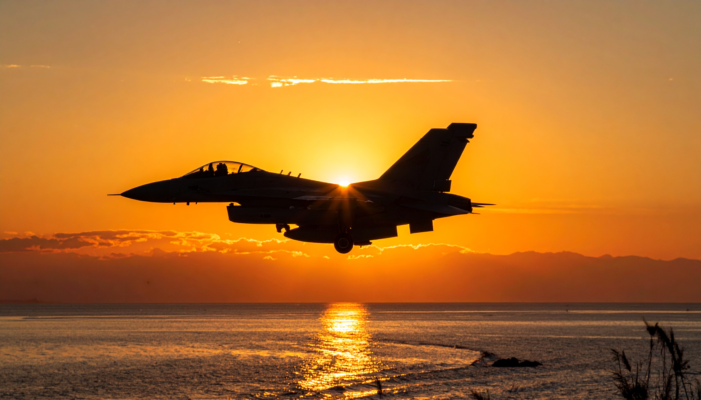 仏パリ郊外で署名 ゼレンスキー大統領とマクロン大統領、ラファールで防空再建へ