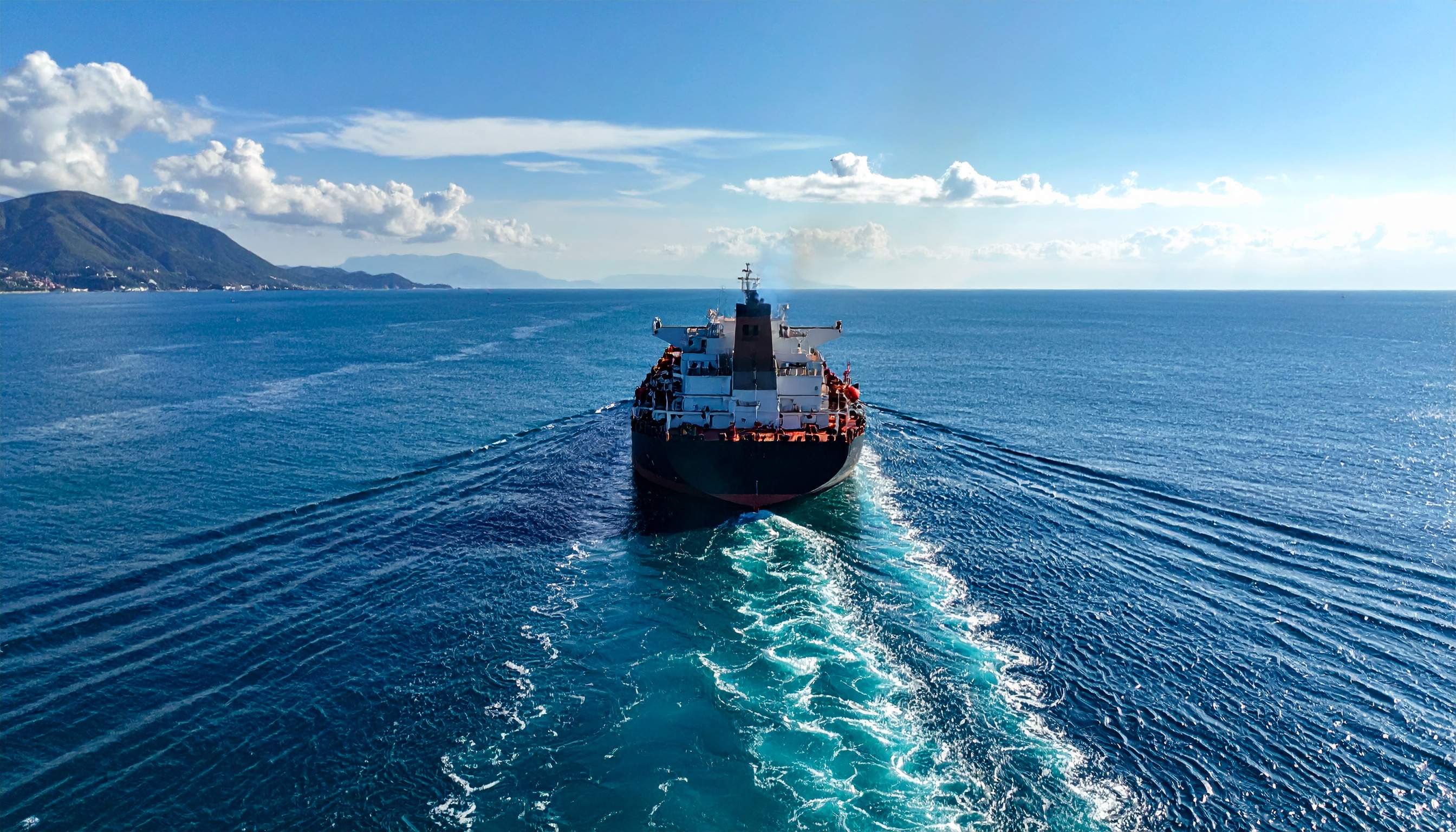 造船企業ジャパンマリンユナイテッドが、広島県呉市で次世代ばら積み船を引き渡し出航