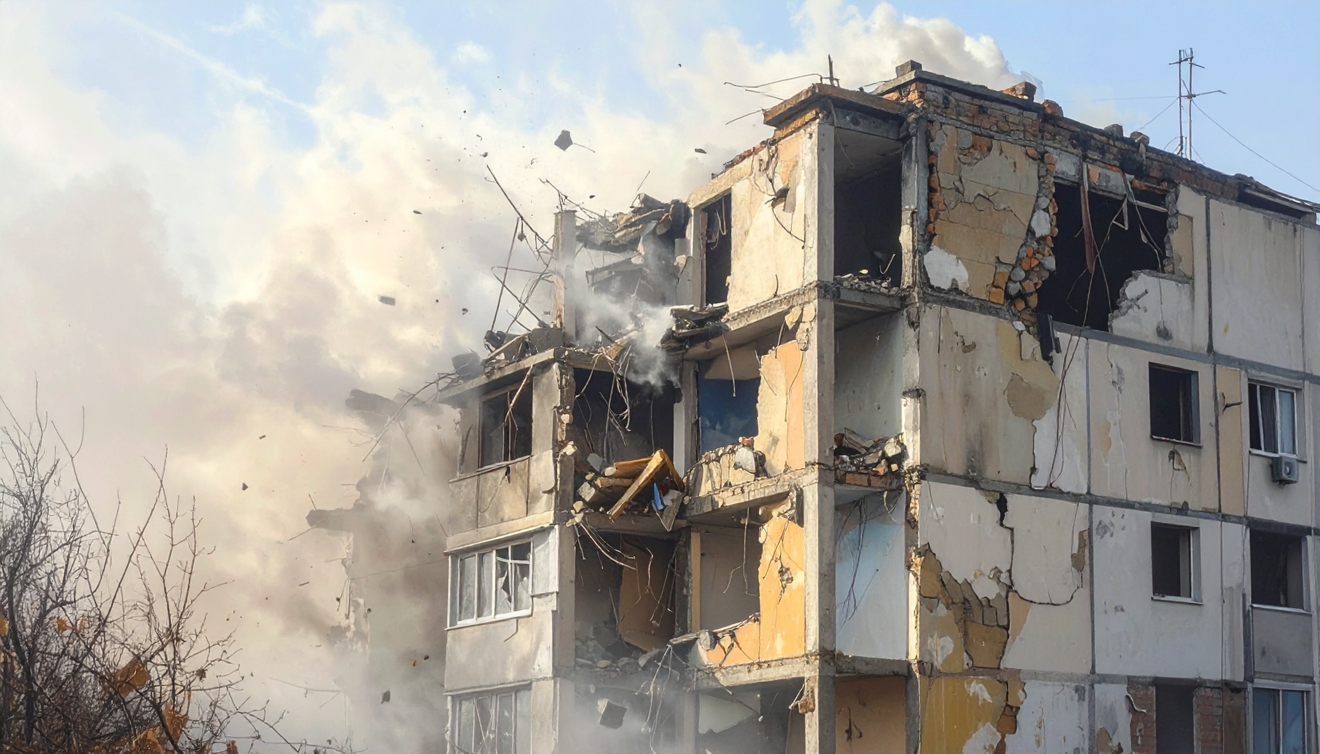 ウクライナ・テルノーピリでロシア軍攻撃 集合住宅崩壊で子ども含む多数死亡