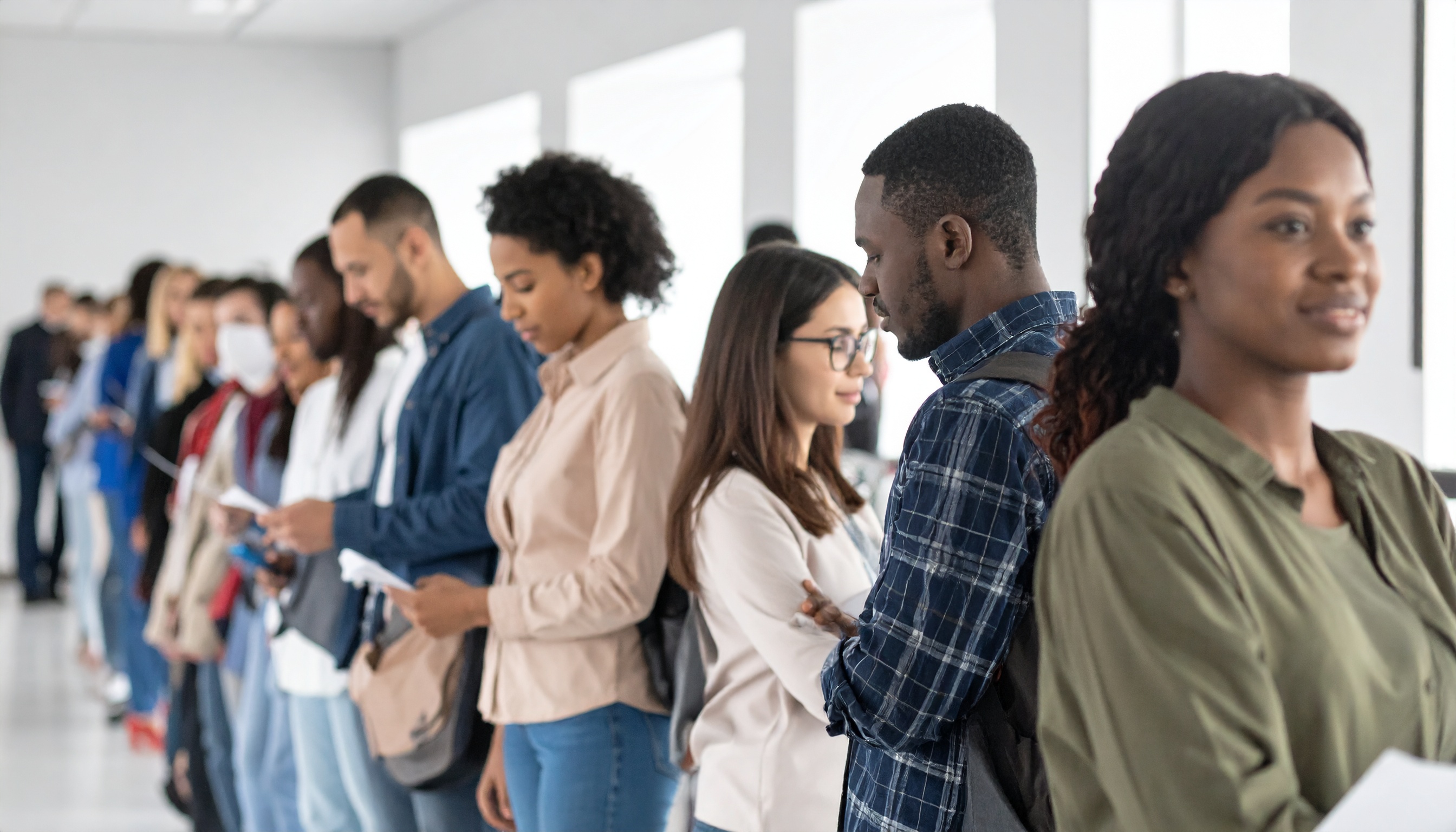 日本政府、在留資格更新など手数料を大幅値上げ 在留外国人の負担重く