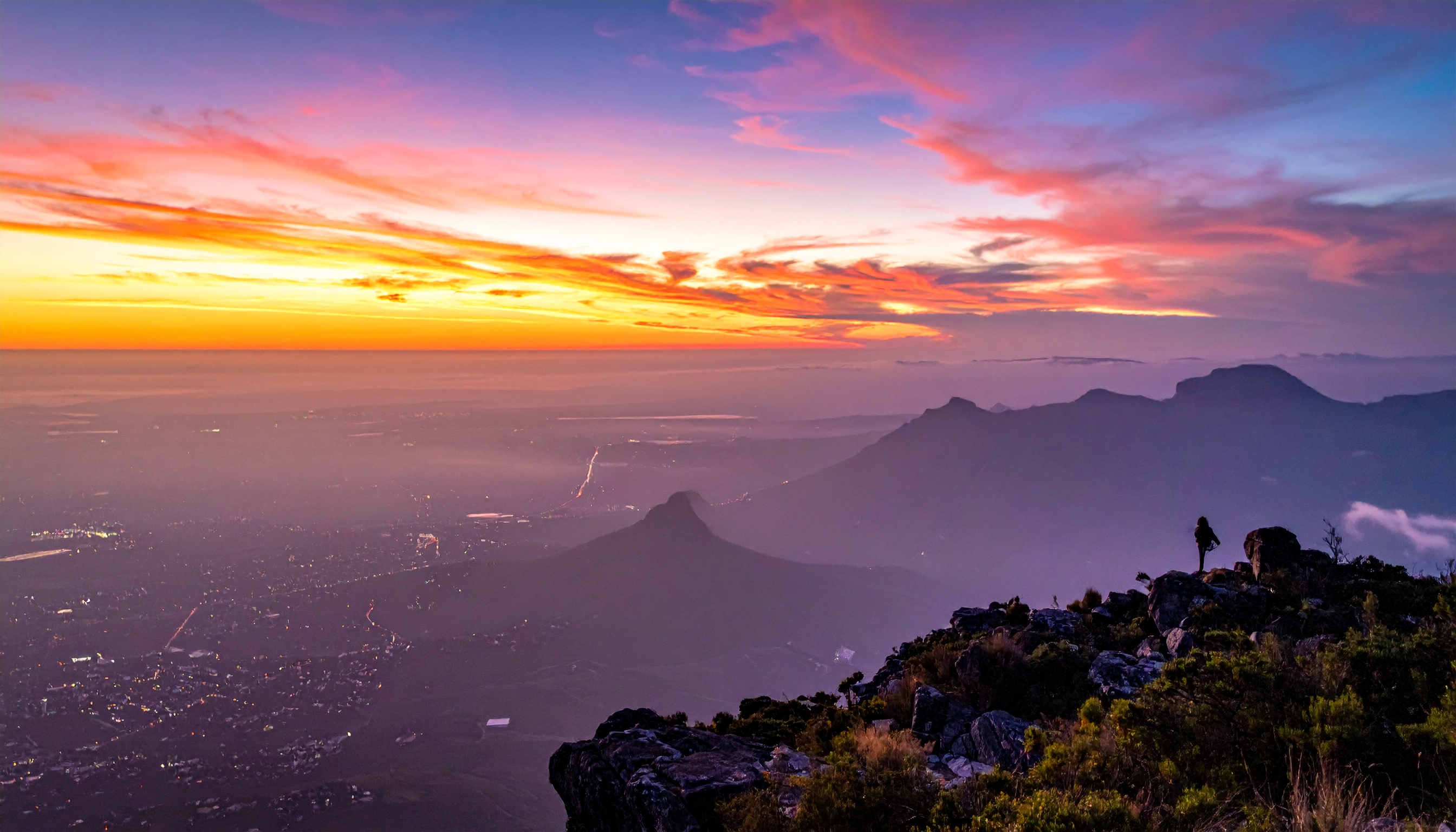 オックスファム試算 G20億万長者の資産が2兆2000億ドル増、貧困支援額上回る