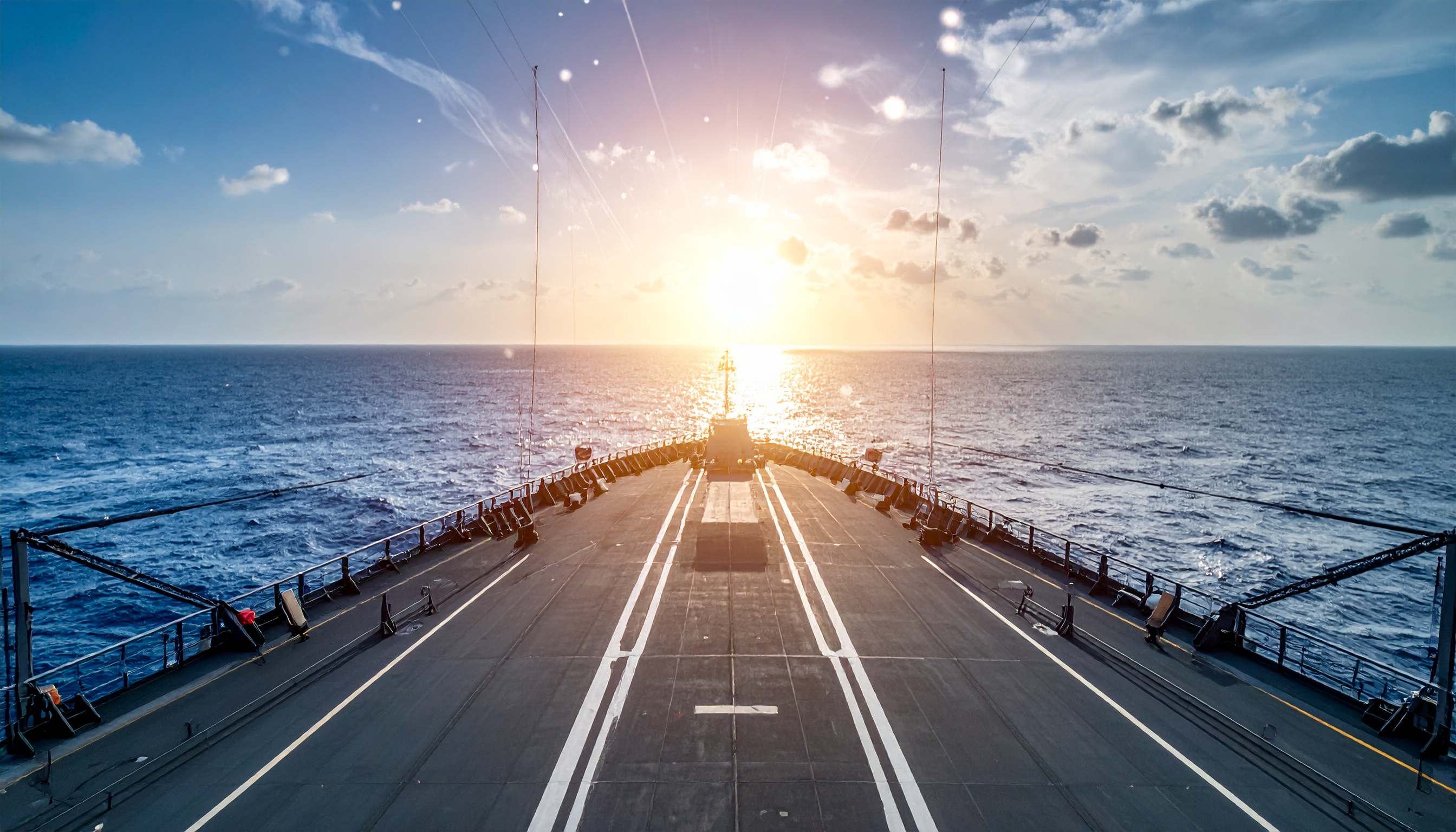 小泉進次郎防衛相 艦上でスマホ発信が示す新たな防衛相像