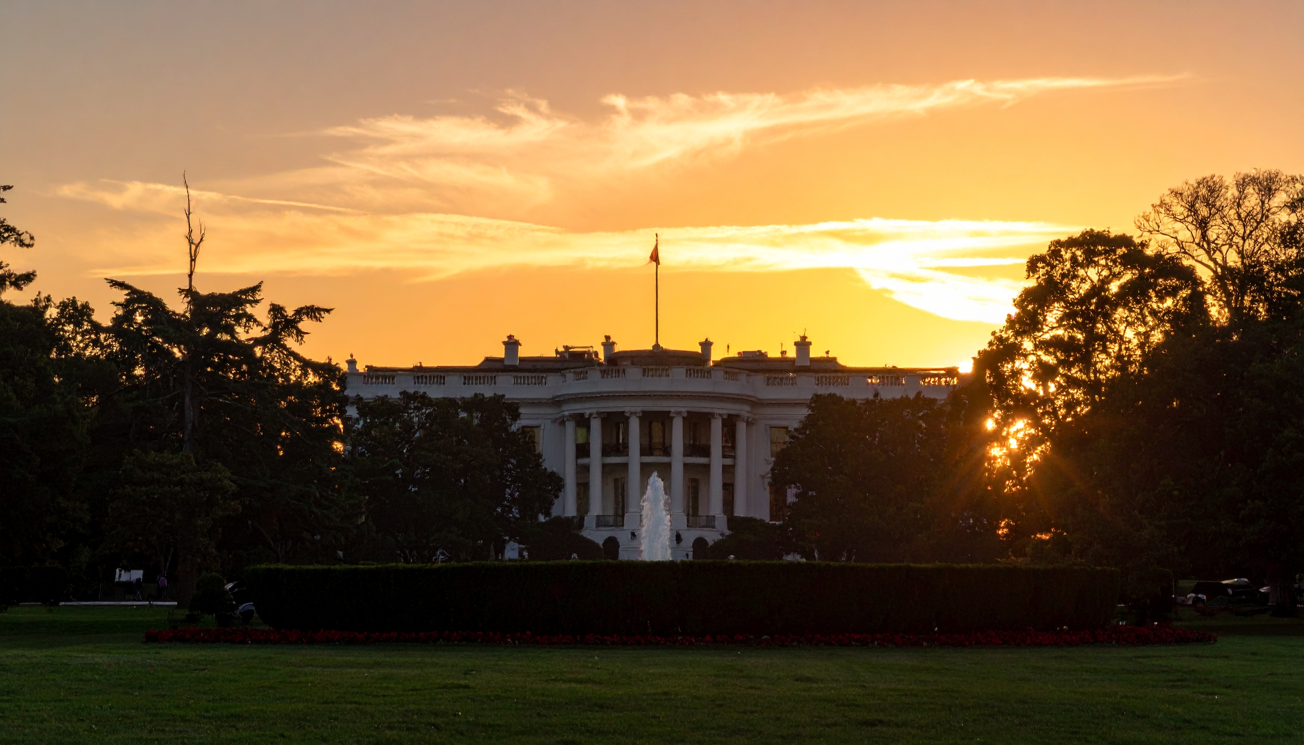 米ホワイトハウス執務室でトランプ大統領が習近平国家主席と台湾めぐり電話協議