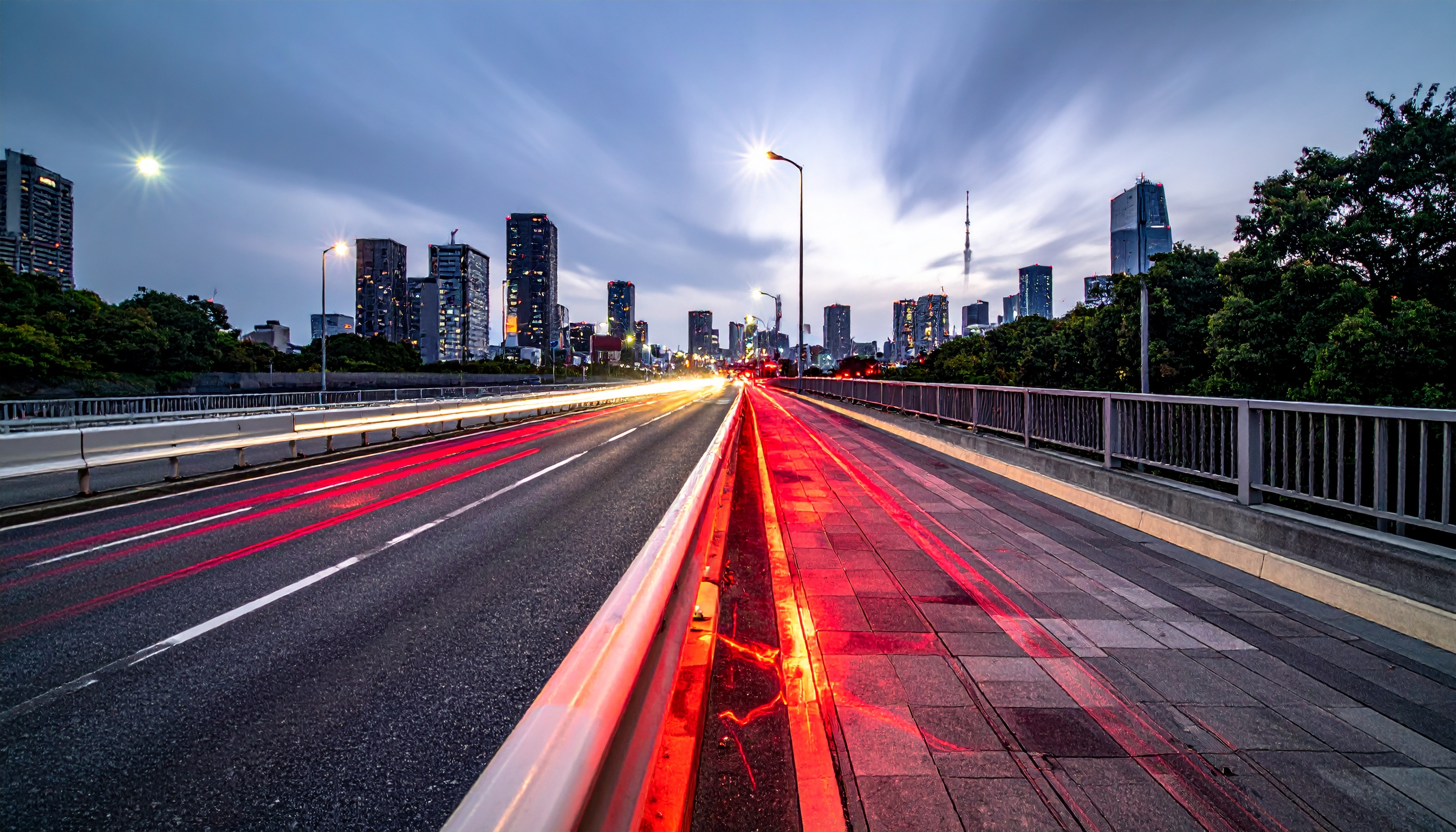 東京都足立区梅島で盗難とみられる車が歩道乗り上げ 1人死亡、11人はねられる