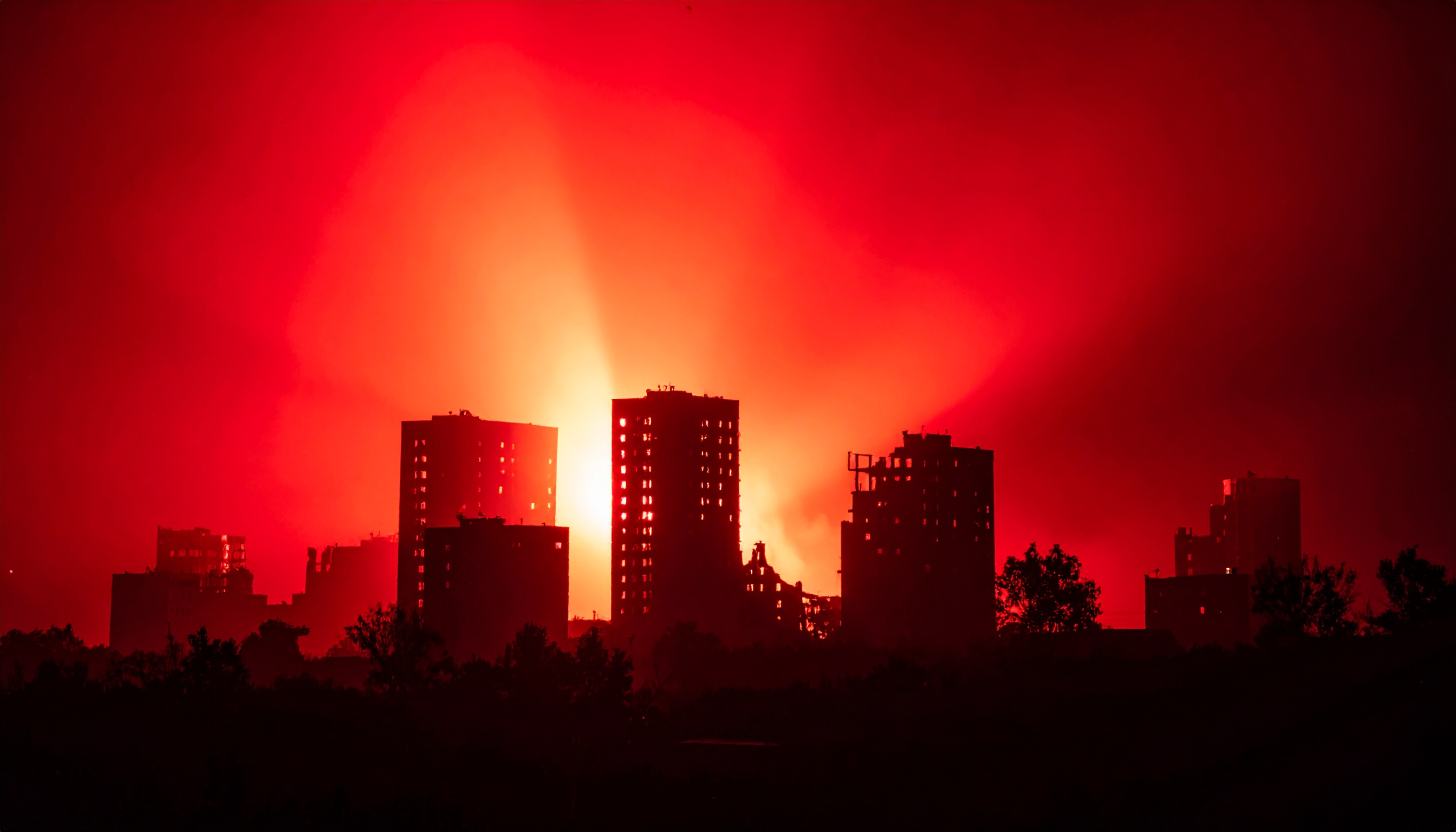 ウクライナ・キーウでロシア軍とみられる空爆 高層住宅が炎上し1人死亡