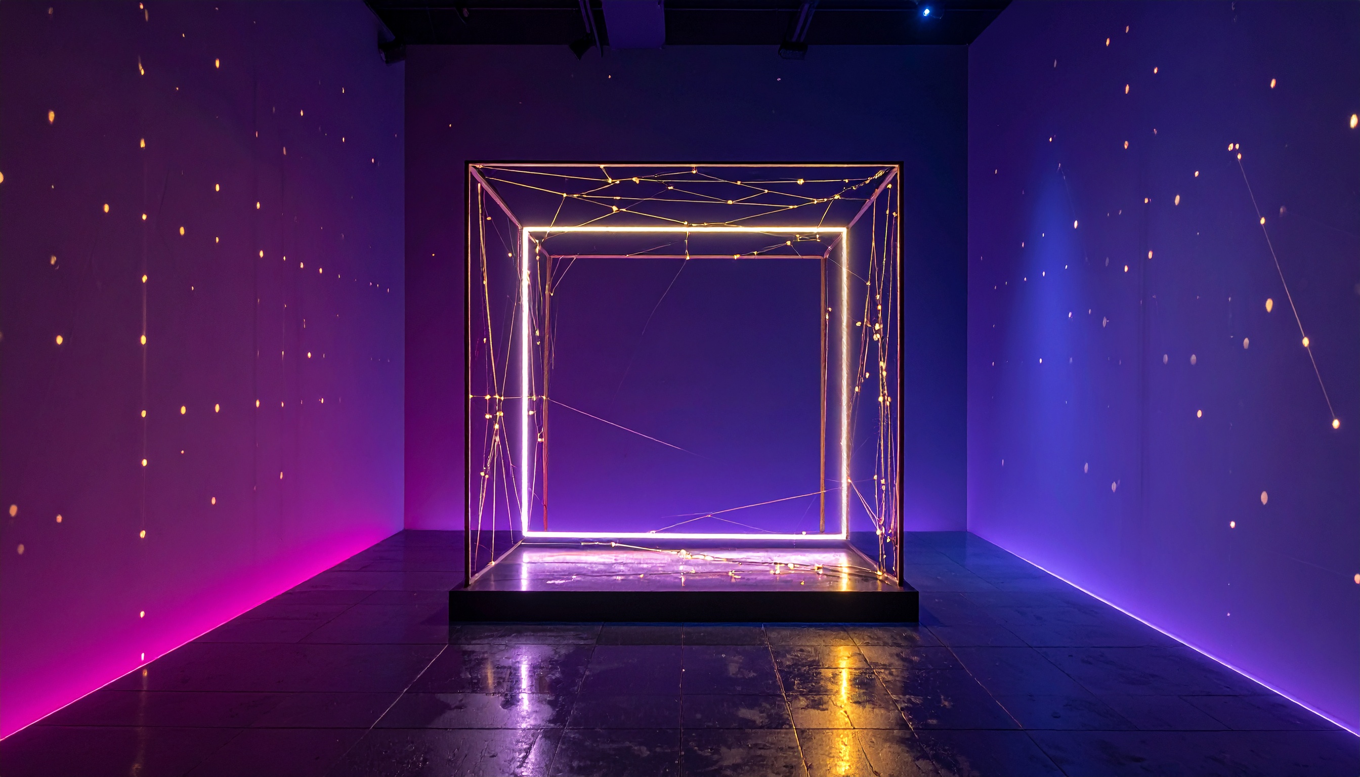 フランス・パリ司法警察本部 ルーブル窃盗で男女4人逮捕、宝冠ら行方不明