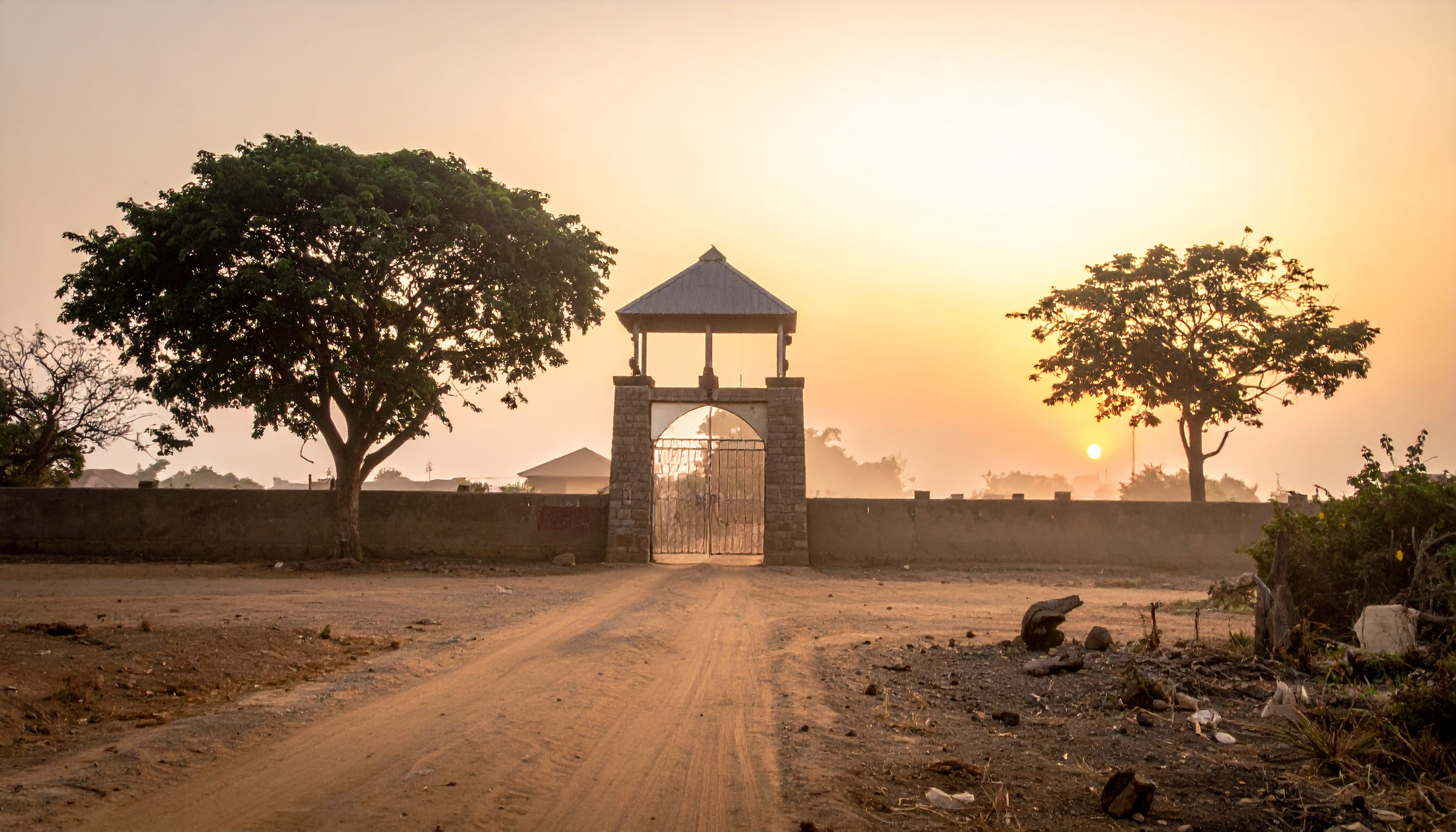 ナイジェリア ボラ・ティヌブ大統領 国家緊急事態宣言 数百人拉致で学校・教会襲撃