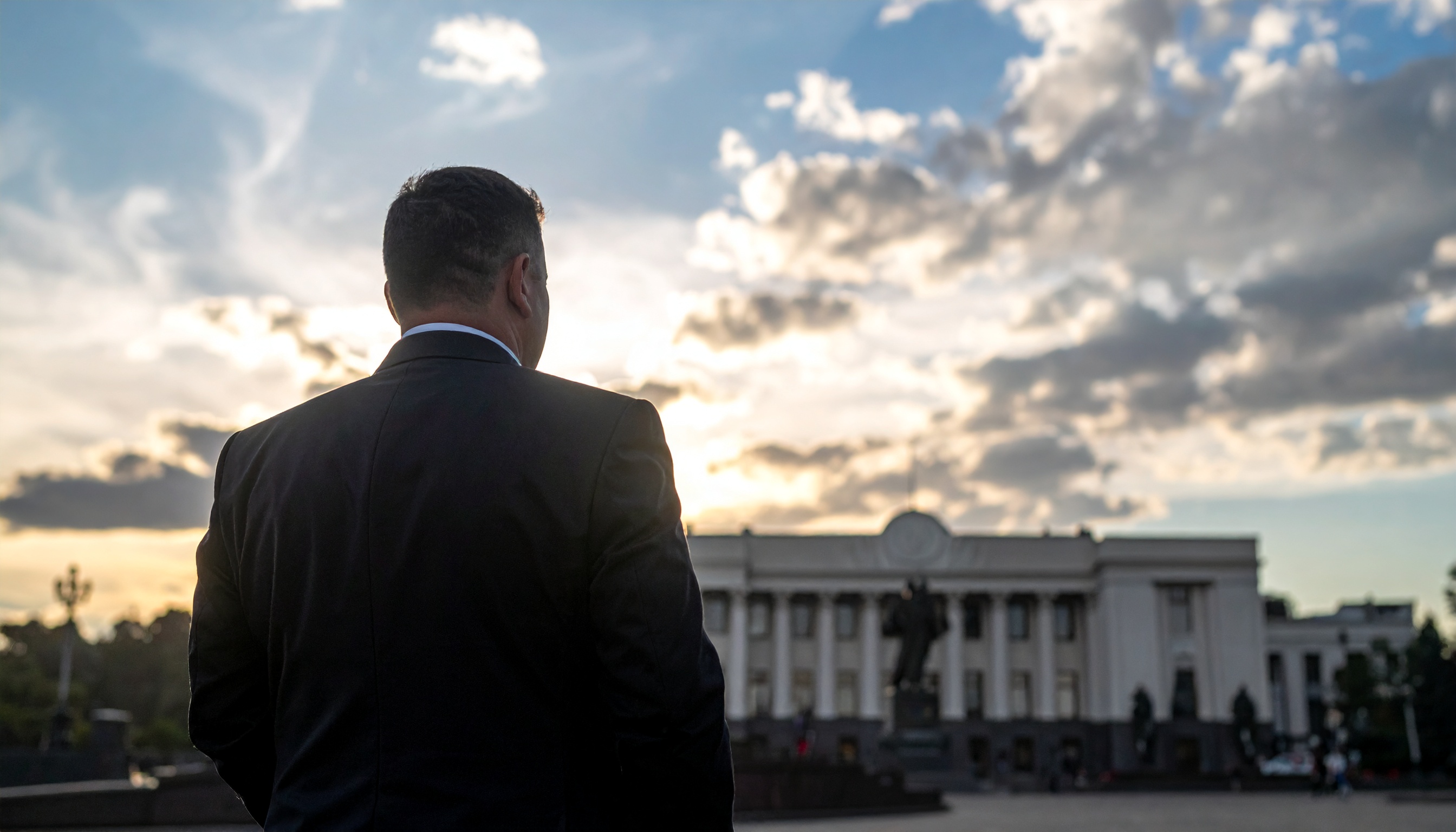 ウクライナ・ゼレンスキー側近 イェルマーク長官が辞任 国家反汚職局の捜索受け