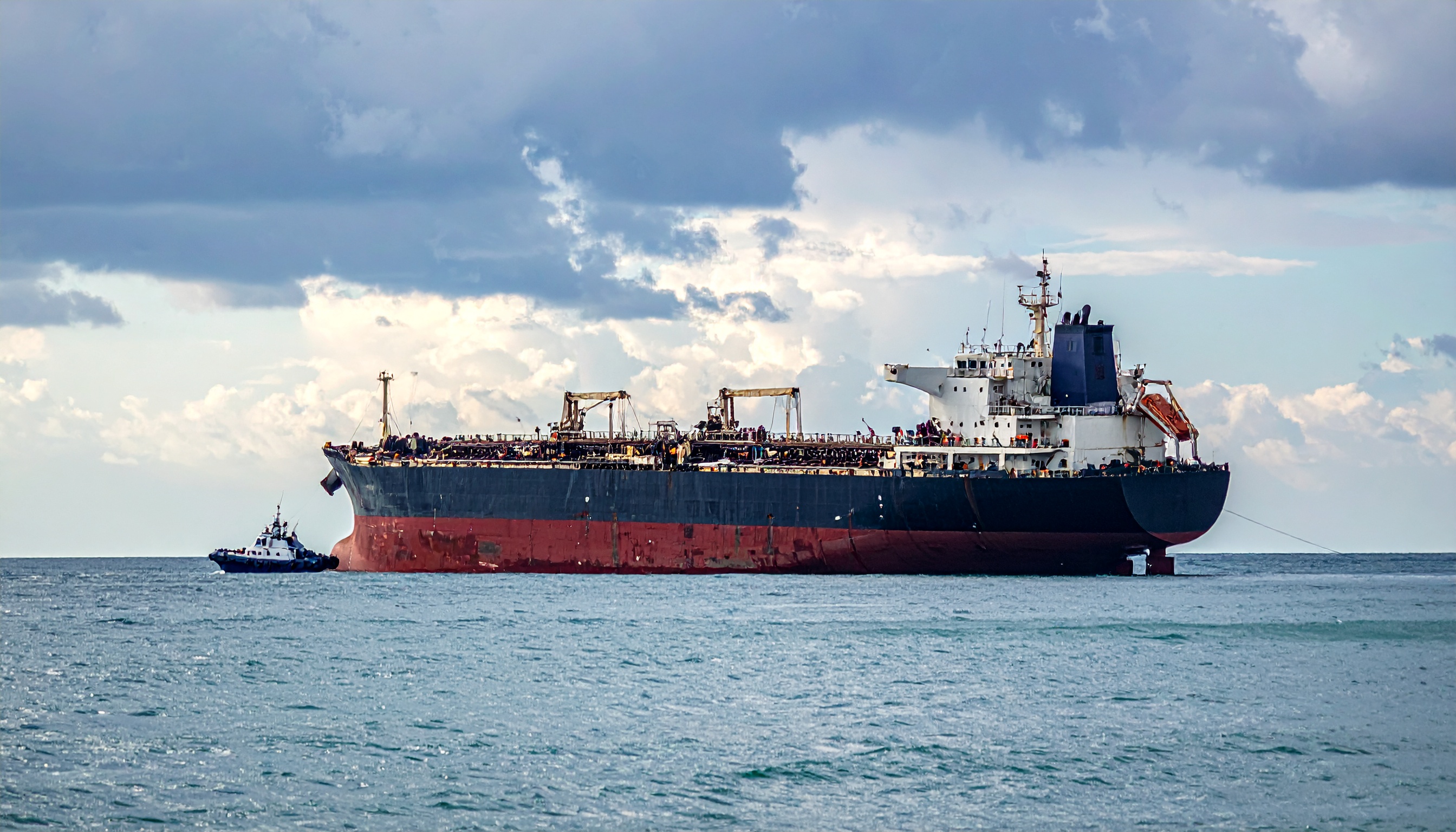 ウクライナ軍、トルコ沿岸黒海でロシア系原油タンカー一隻を航行不能に