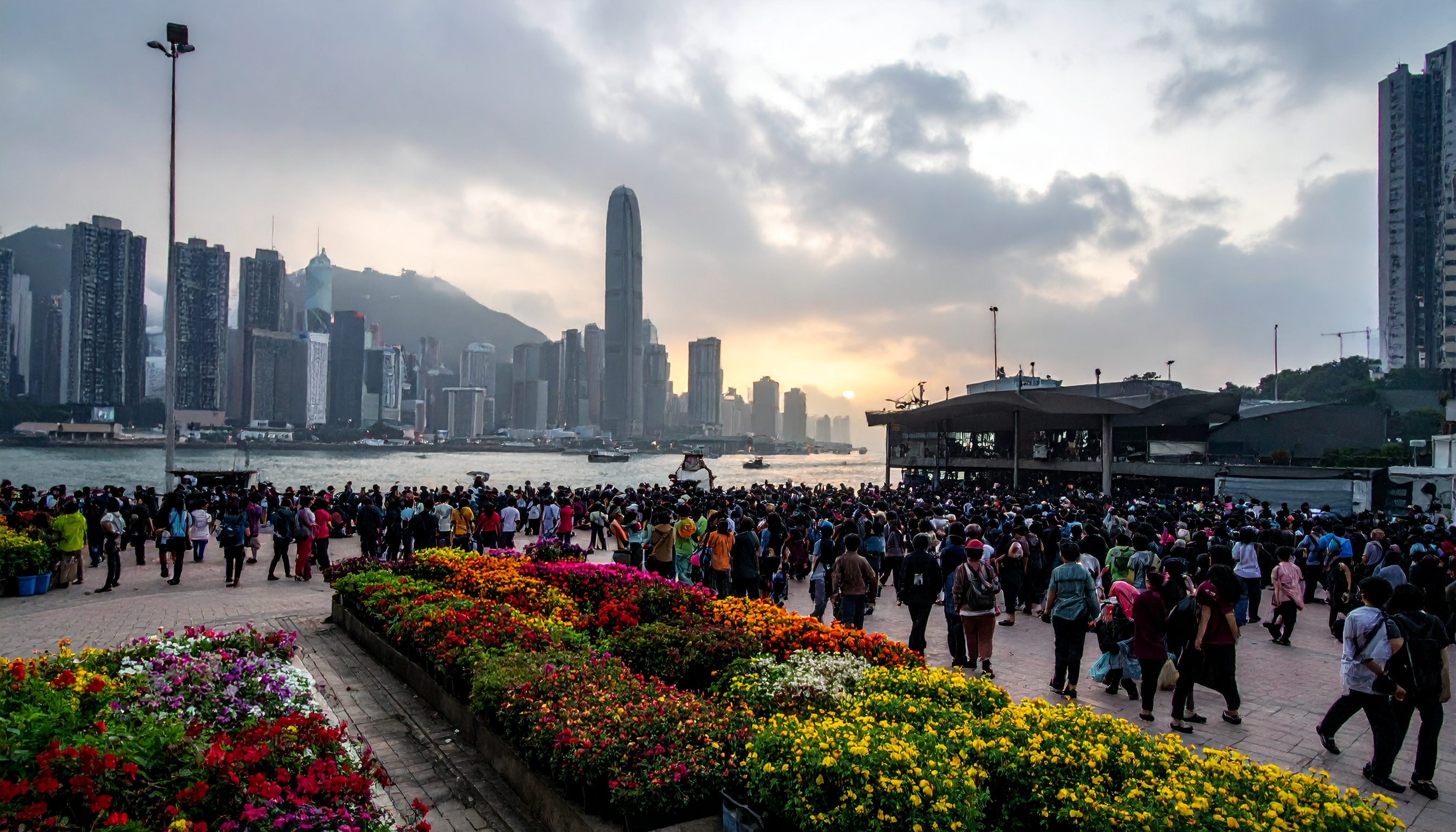 中国・香港・新界 公営住宅火災巡り、大学生を国家安全当局が逮捕 街に不安