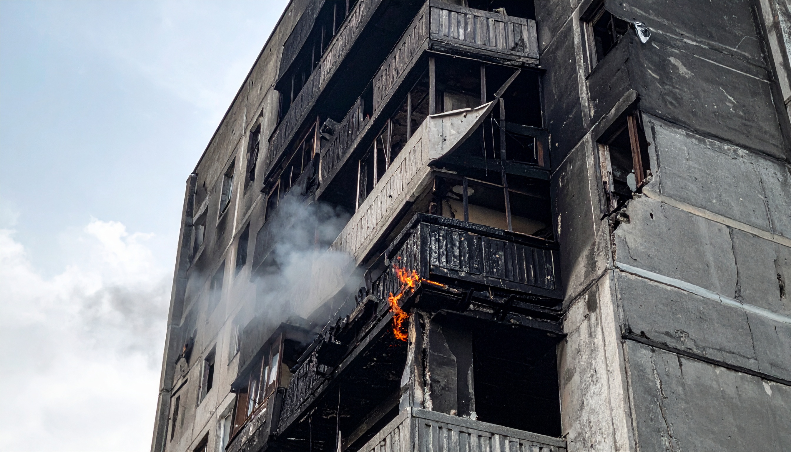 香港・新界大埔 高層住宅火災で146人死亡、扇動容疑で市民逮捕相次ぐ