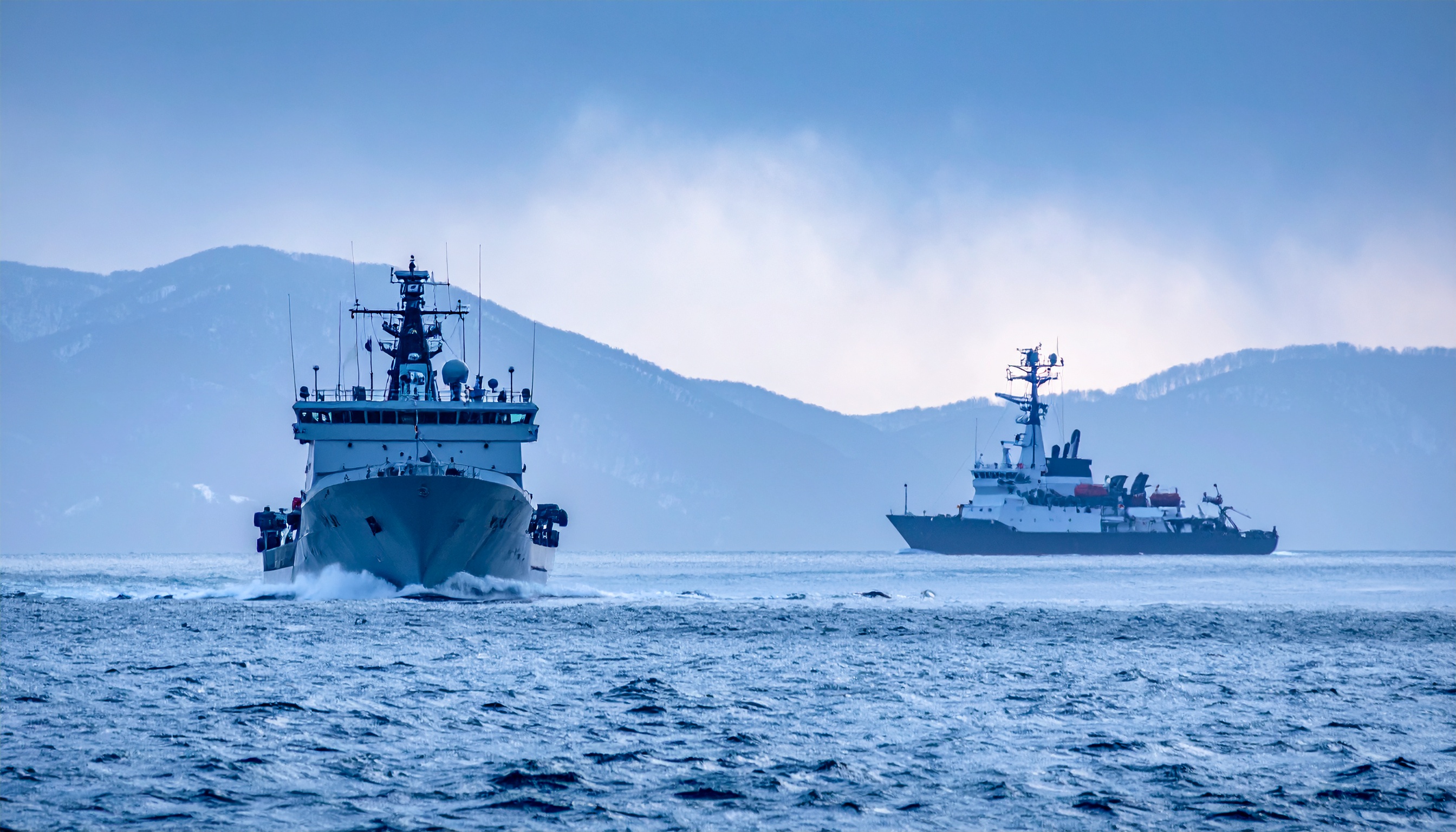 中国海警局船 沖縄県石垣市沖で領海侵入 巡視船が退去要求