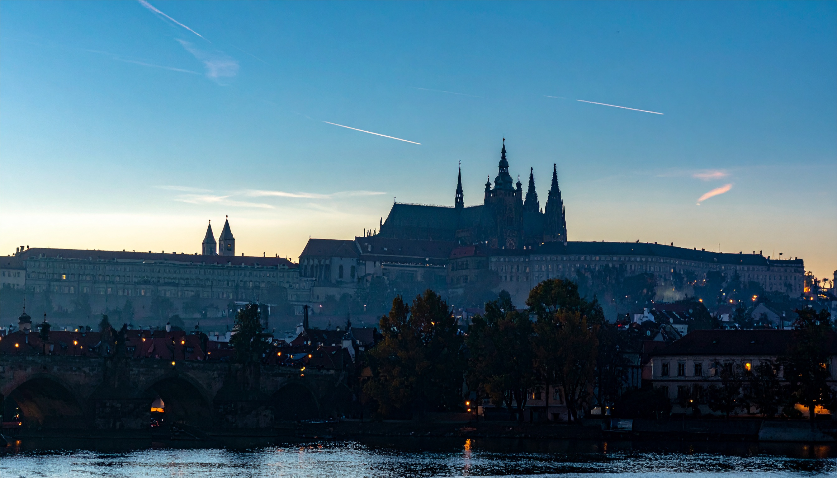 チェコ 元首相バビシュ氏が3度目の首相就任、政権復帰で反EU勢力と連立