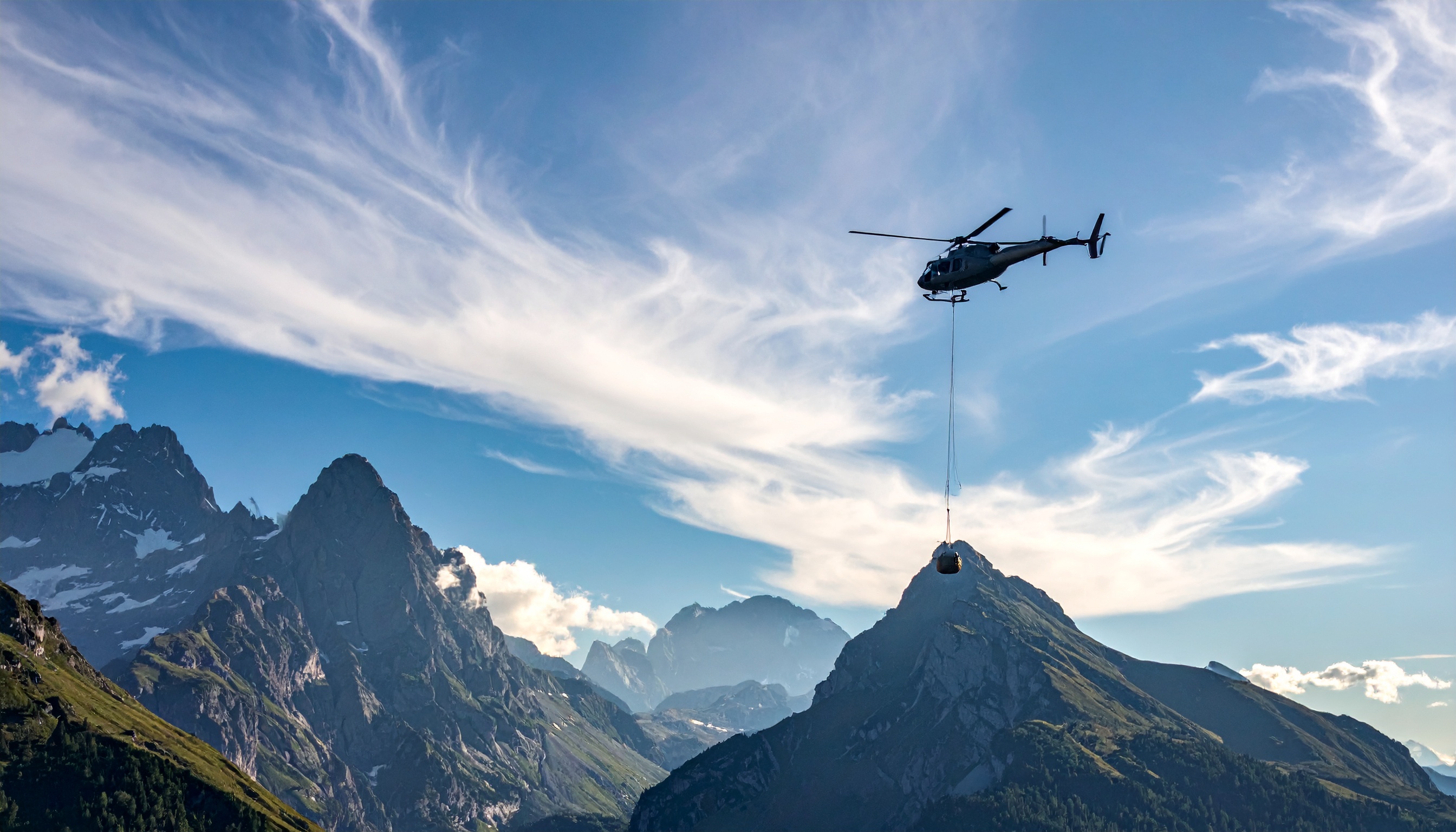 川崎重工業、無人ヘリで送電鉄塔へ資材自動輸送実証 滋賀県甲賀市