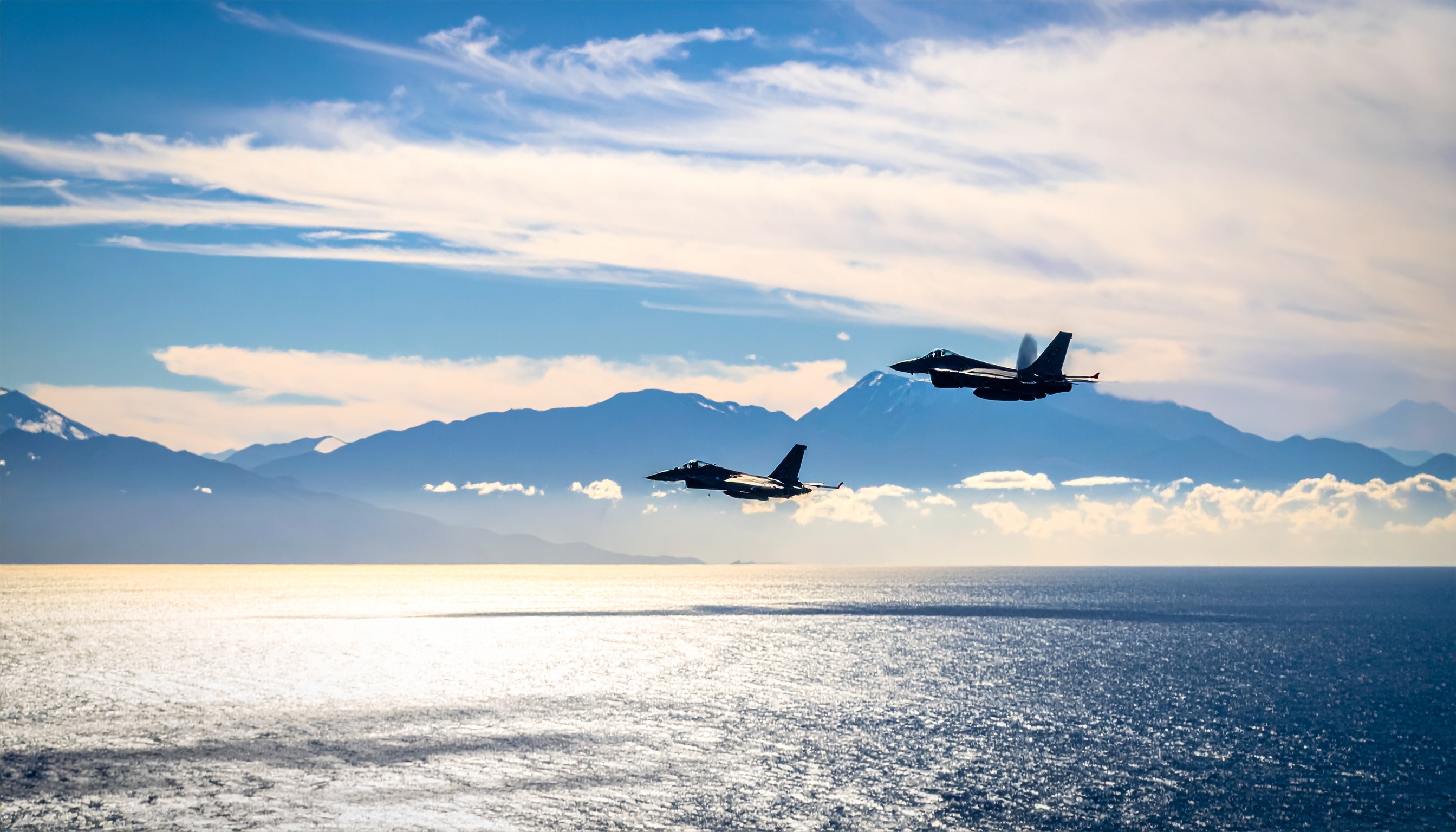 日米が日本海上空で共同訓練 B-52護衛にF-35・F-15参加