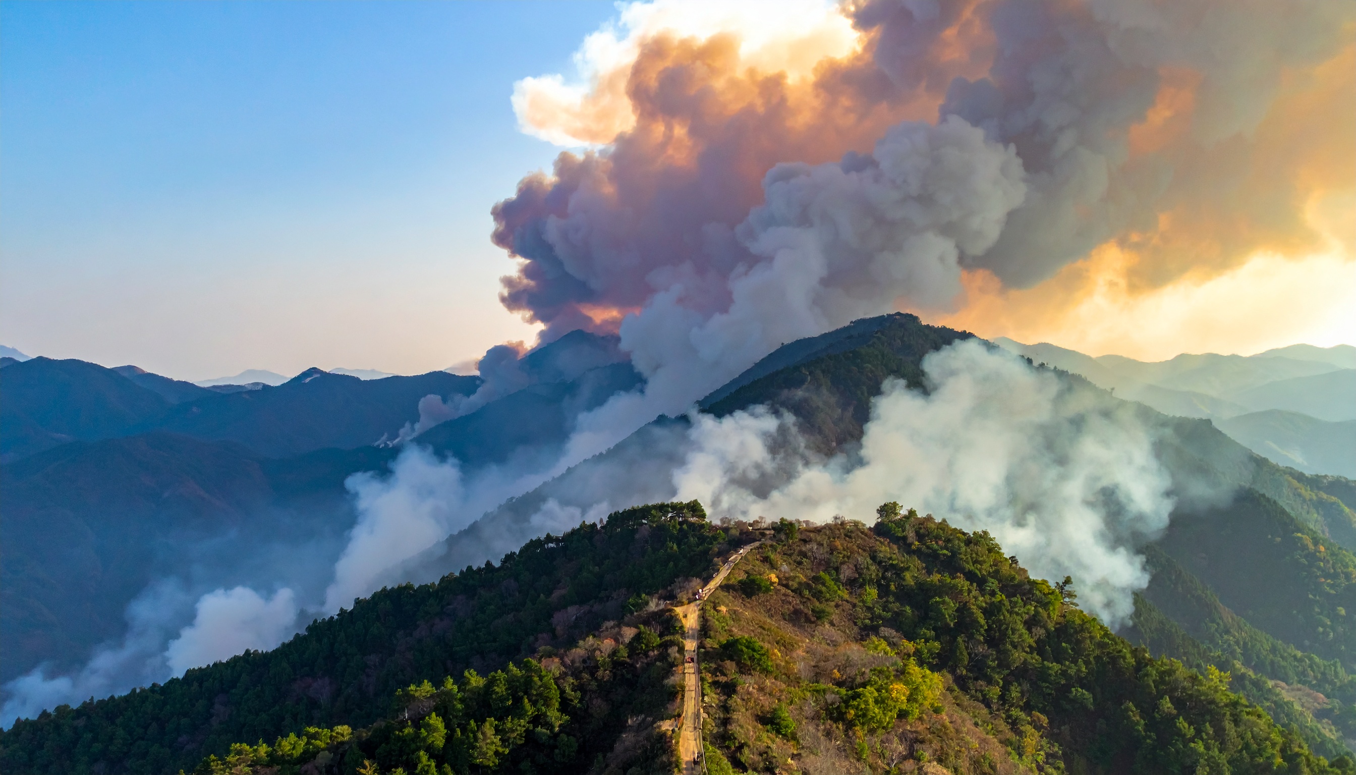 自衛隊がヘリで消火開始 神奈川県伊勢原市・厚木市の日向山