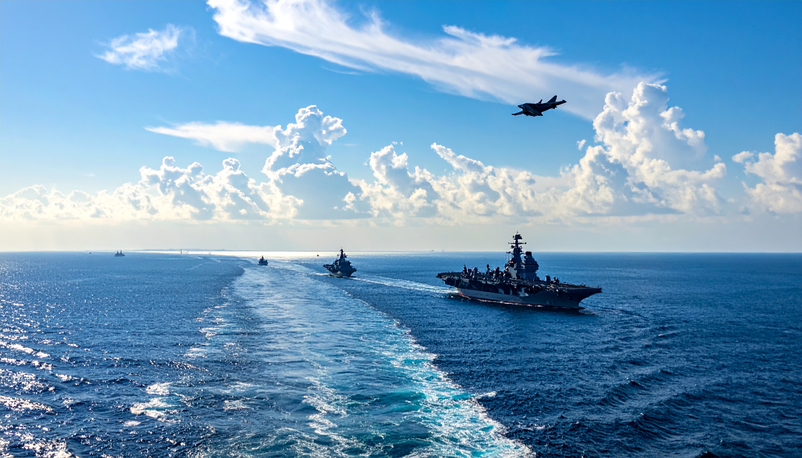 海上自衛隊と米海軍、関東南方海域で大規模訓練、空自と米戦略爆撃機B52も参加