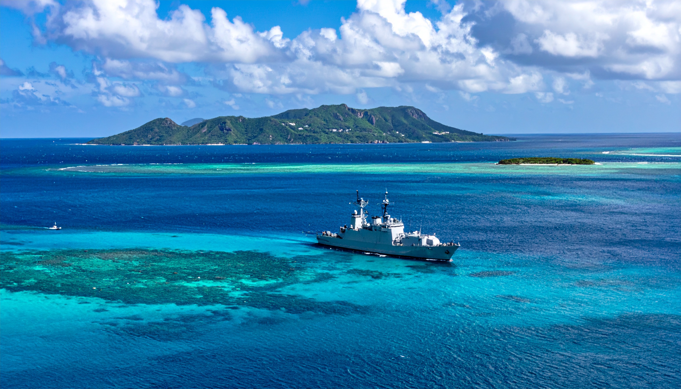 防衛省統合幕僚監部、沖縄・宮古島周辺で中国情報収集艦を確認 日常的緊張を招く