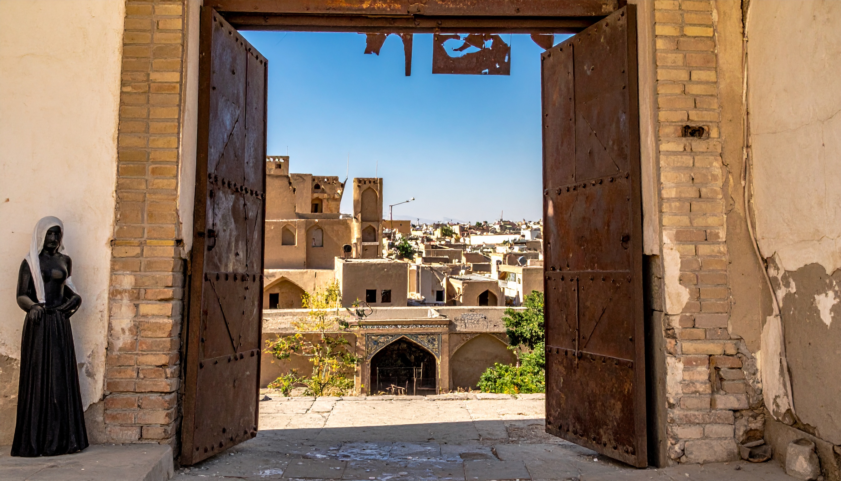 イランで拘束 ノーベル平和賞受賞のナルゲス・モハンマディが殴打、医療アクセス争点