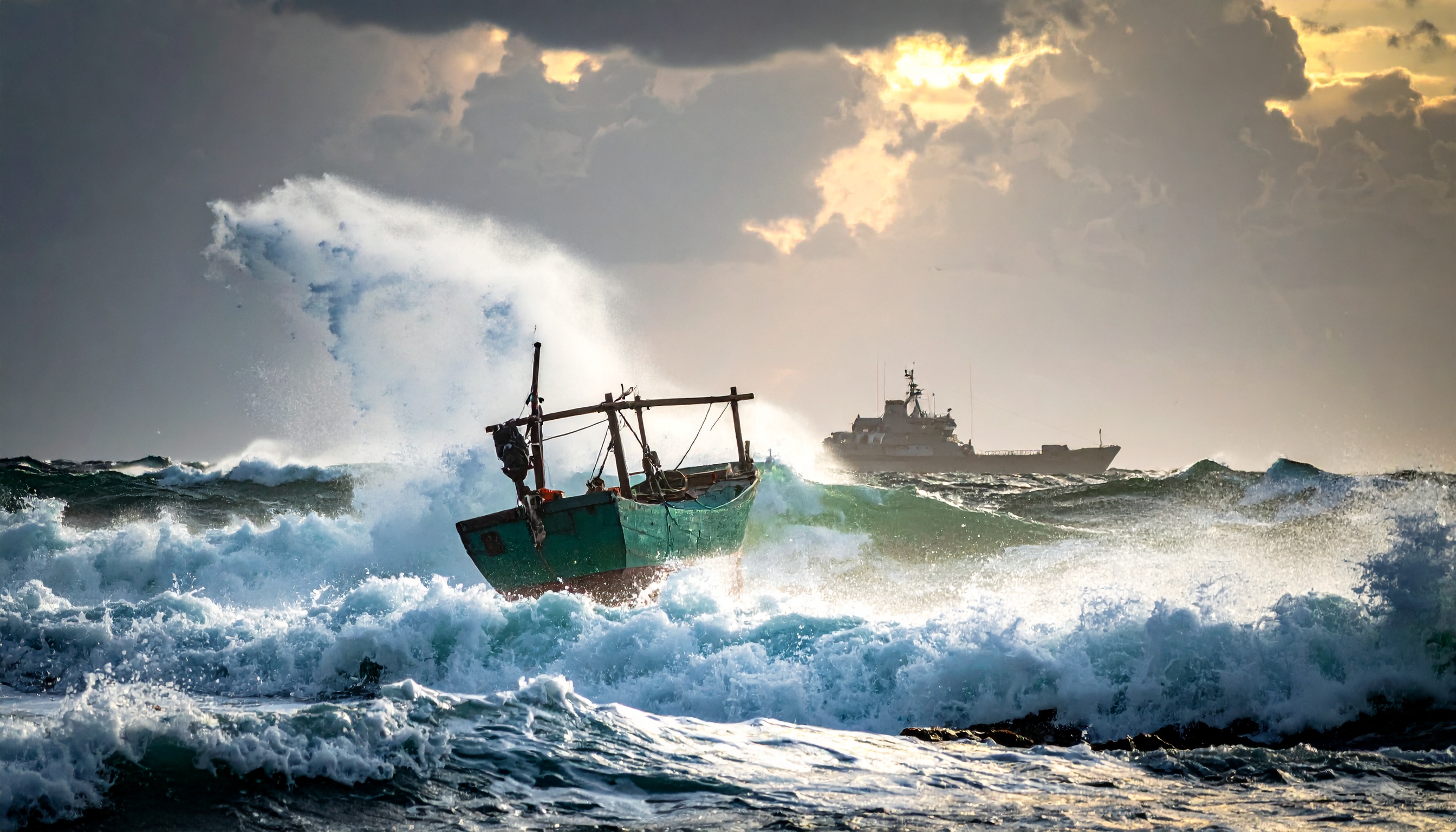 フィリピン沿岸警備隊 南シナ海・サビナ礁付近で中国の放水、漁船3人負傷