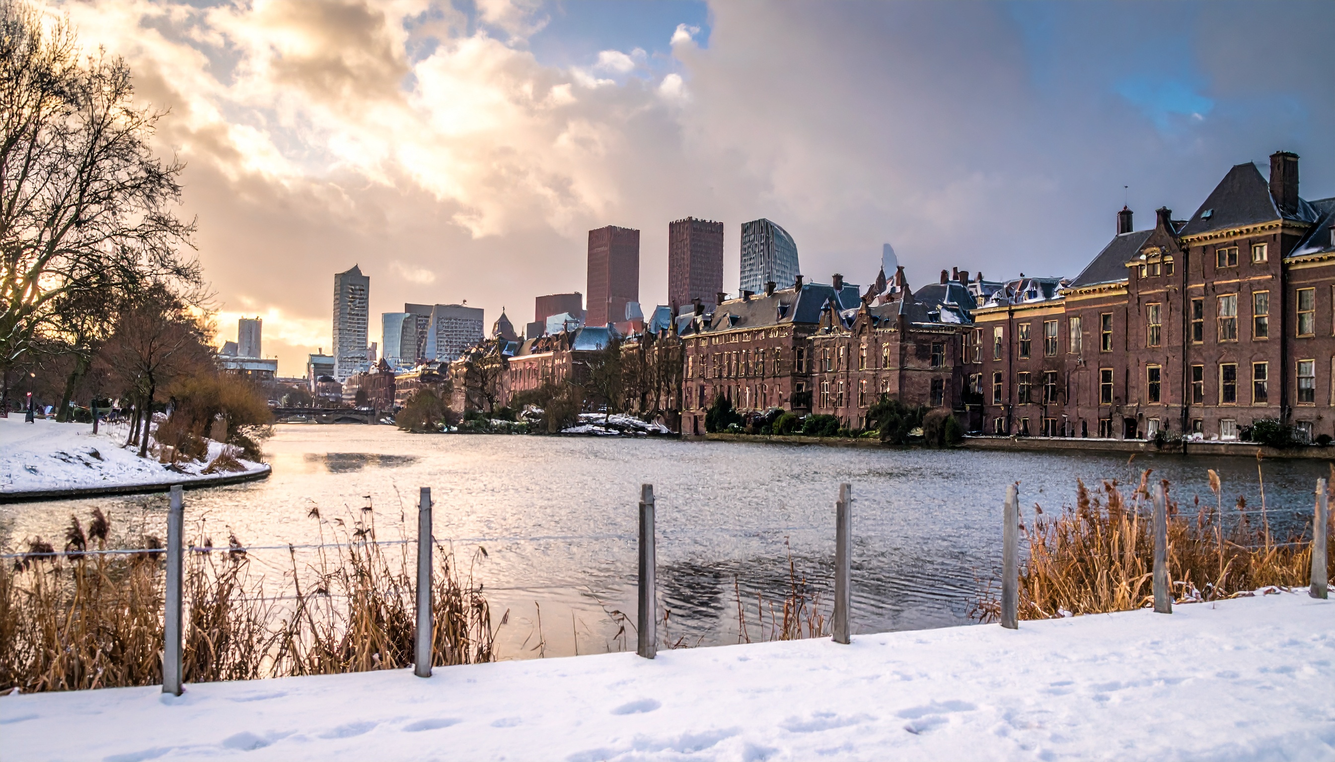 ゼレンスキー大統領ら、オランダ・ハーグで賠償条約署名へ、被害者支援の実効性問う