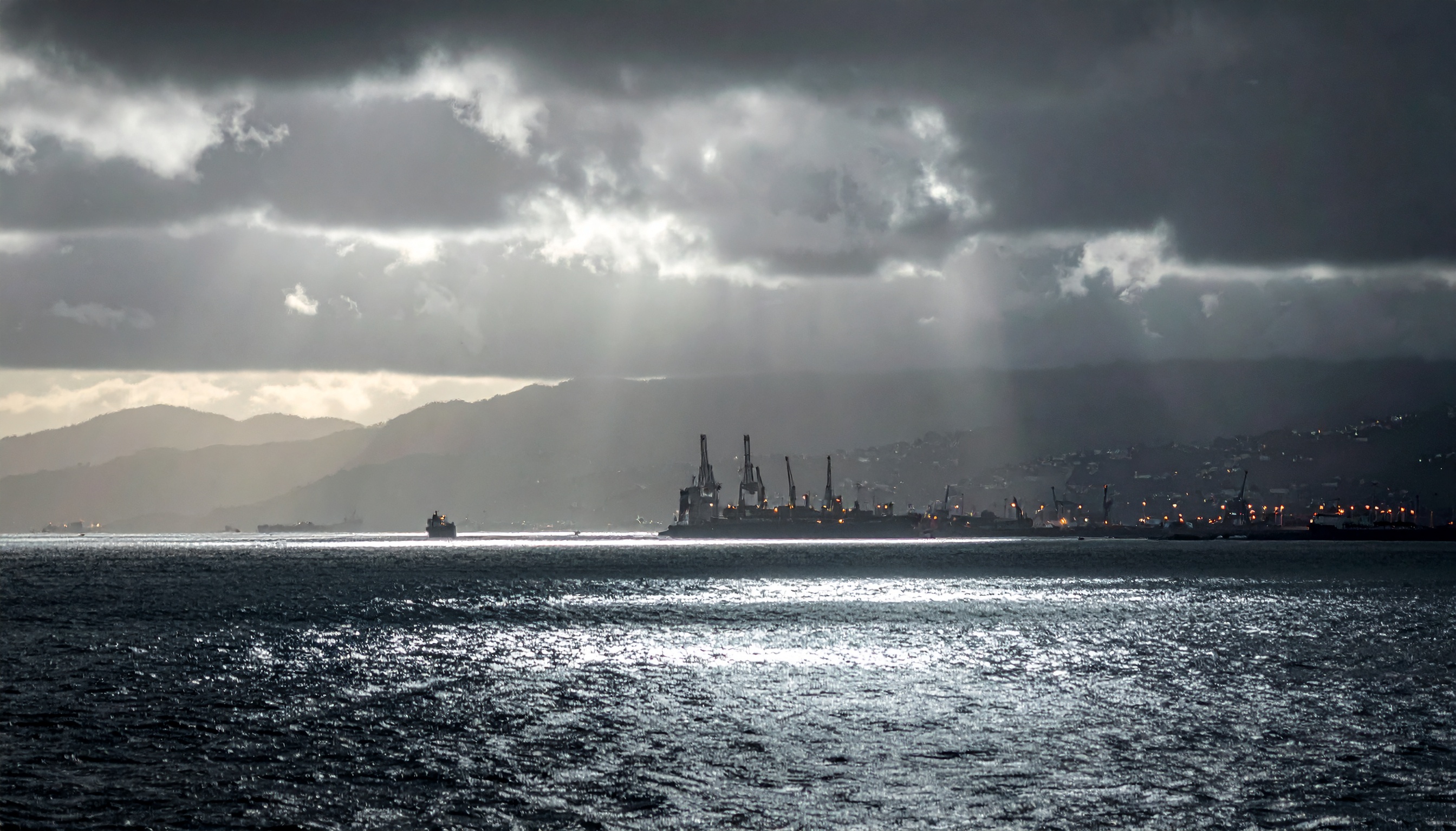 米国がベネズエラ港封鎖命令、外貨不足で物価上昇懸念と警戒