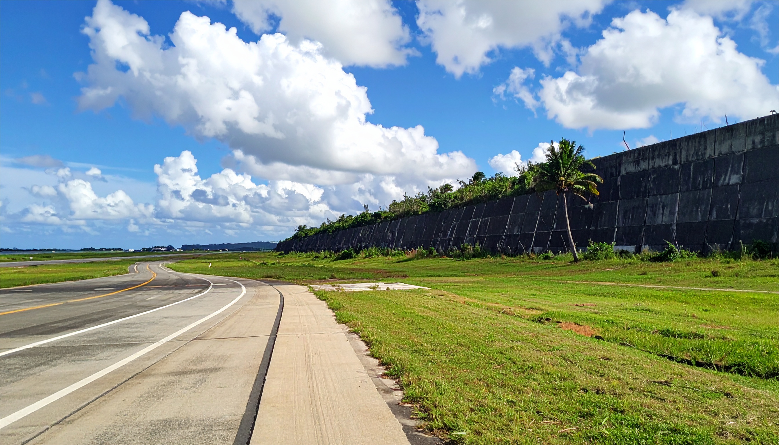 海上自衛隊P-1哨戒機、米領グアムで駐機後に約45メートル移動し防風壁接触