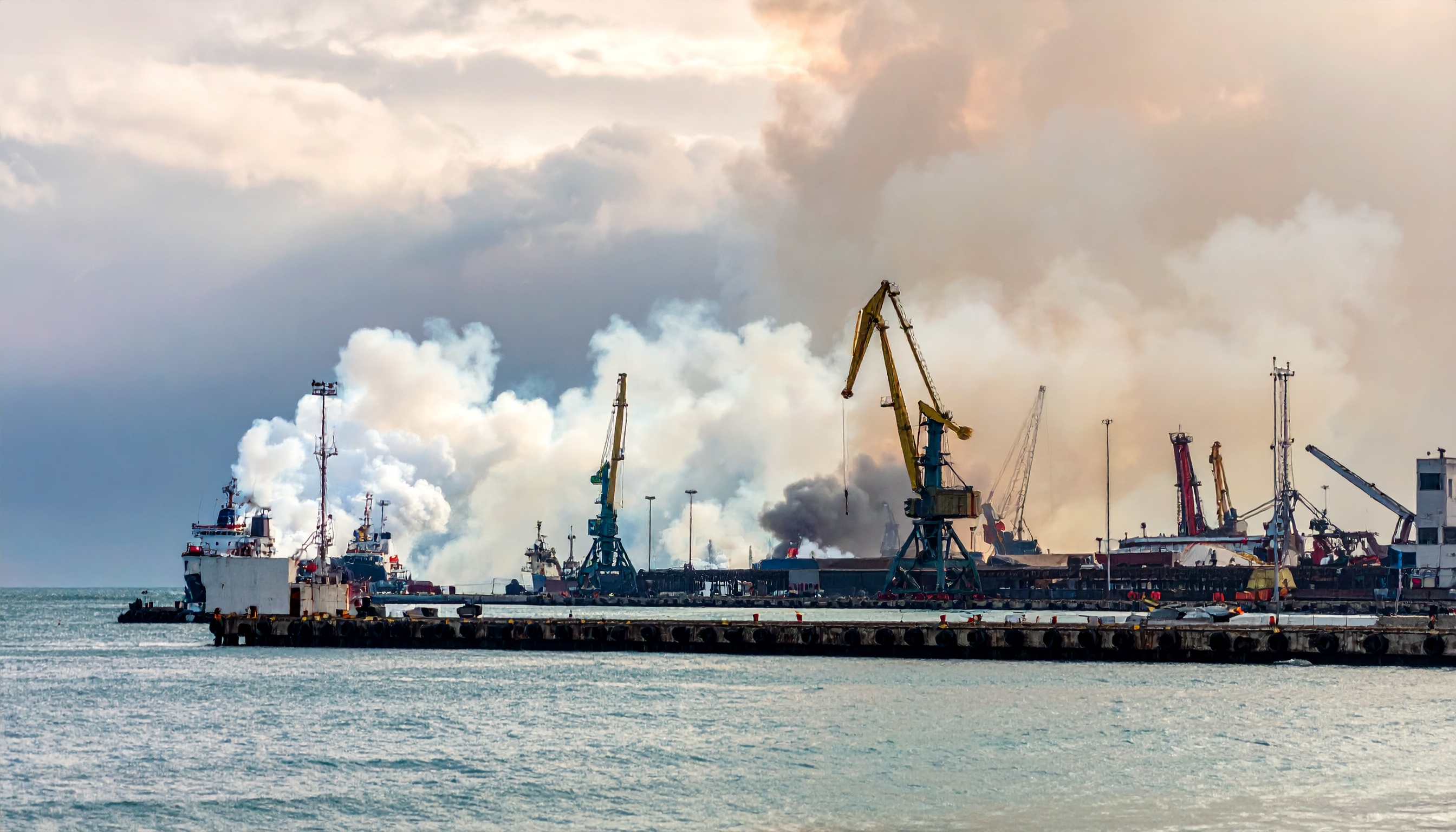 ロシア・クラスノダールでウクライナ無人機が港攻撃、船2隻と桟橋損傷