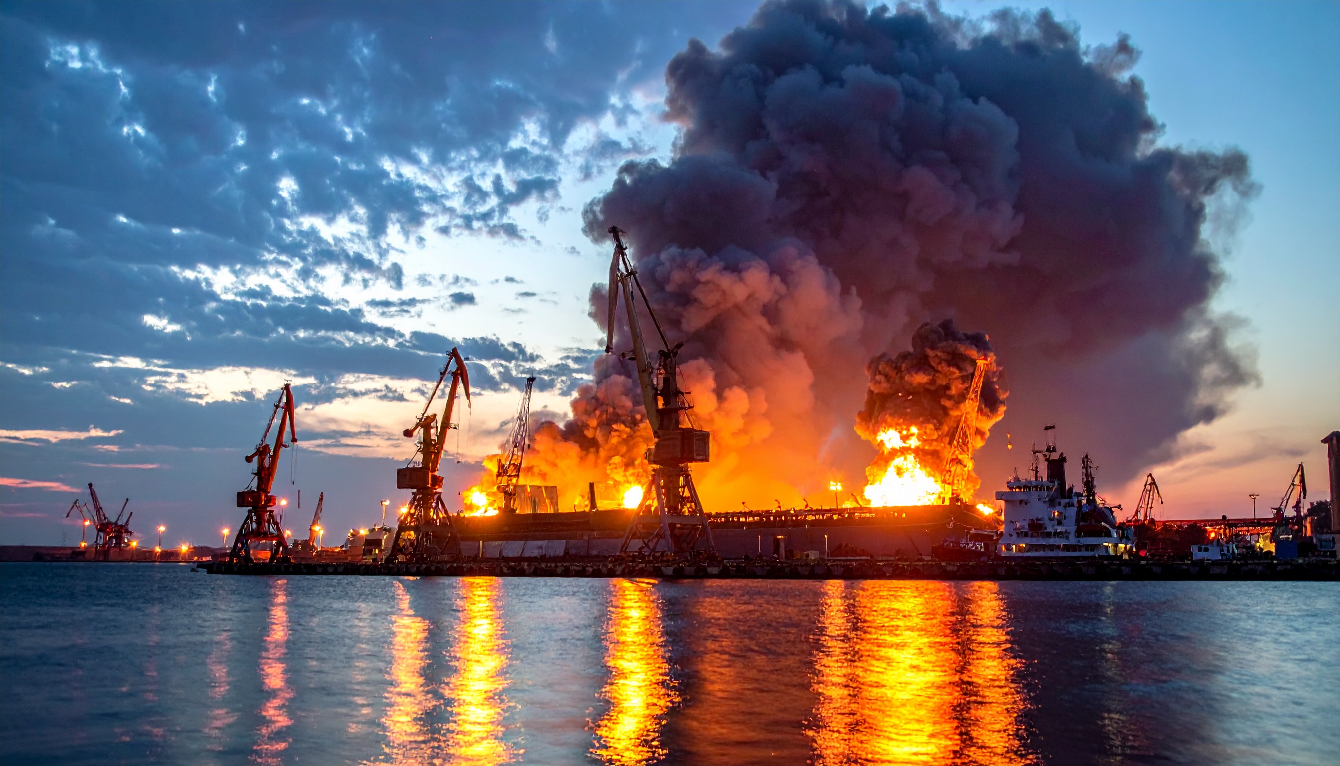 ロシア軍の夜間攻撃 ウクライナ・オデーサ州ピウデンヌイ港が火災 停電12万人超