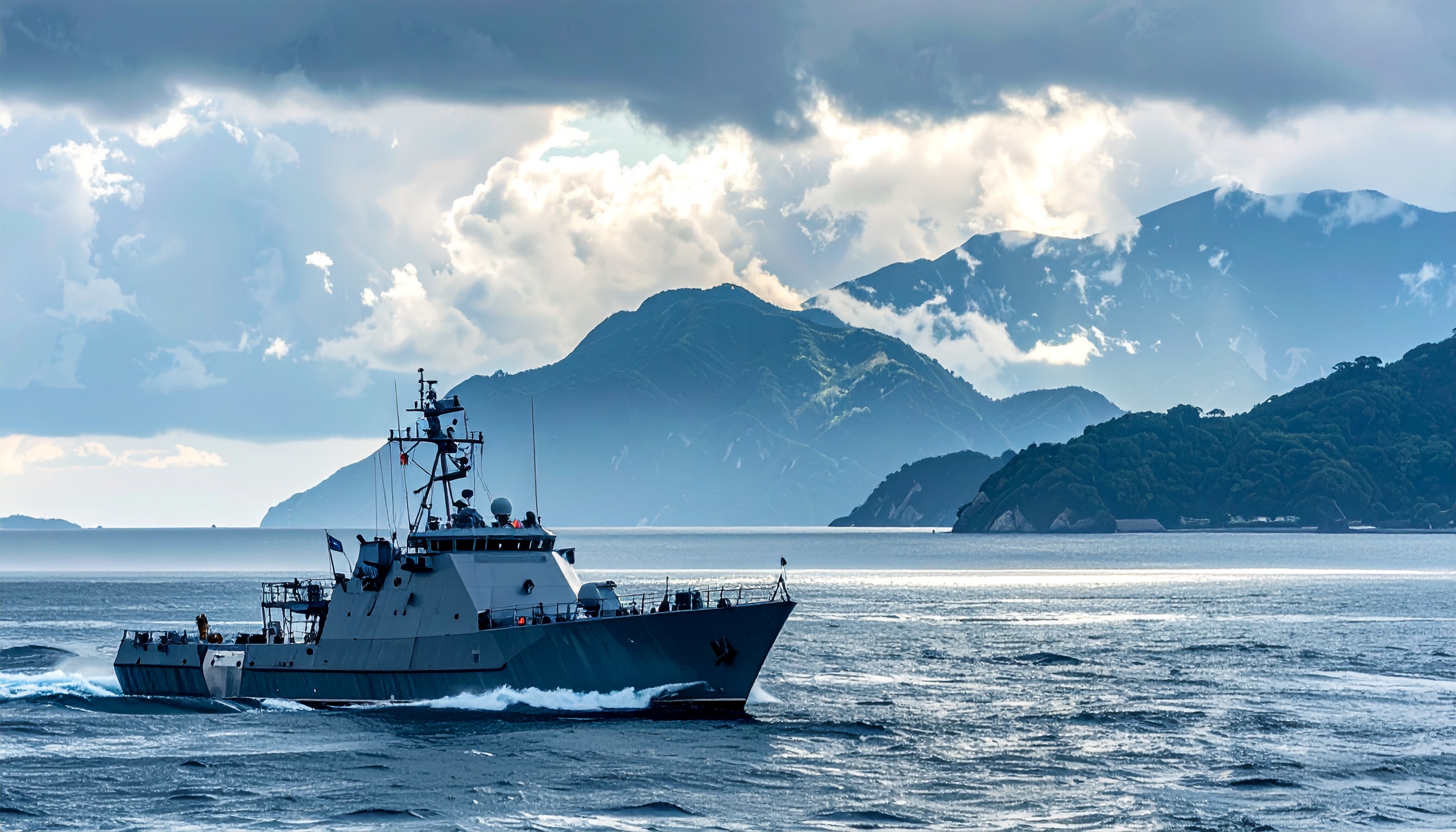 政府、首相官邸で海上保安庁の待遇改善と人員確保を協議