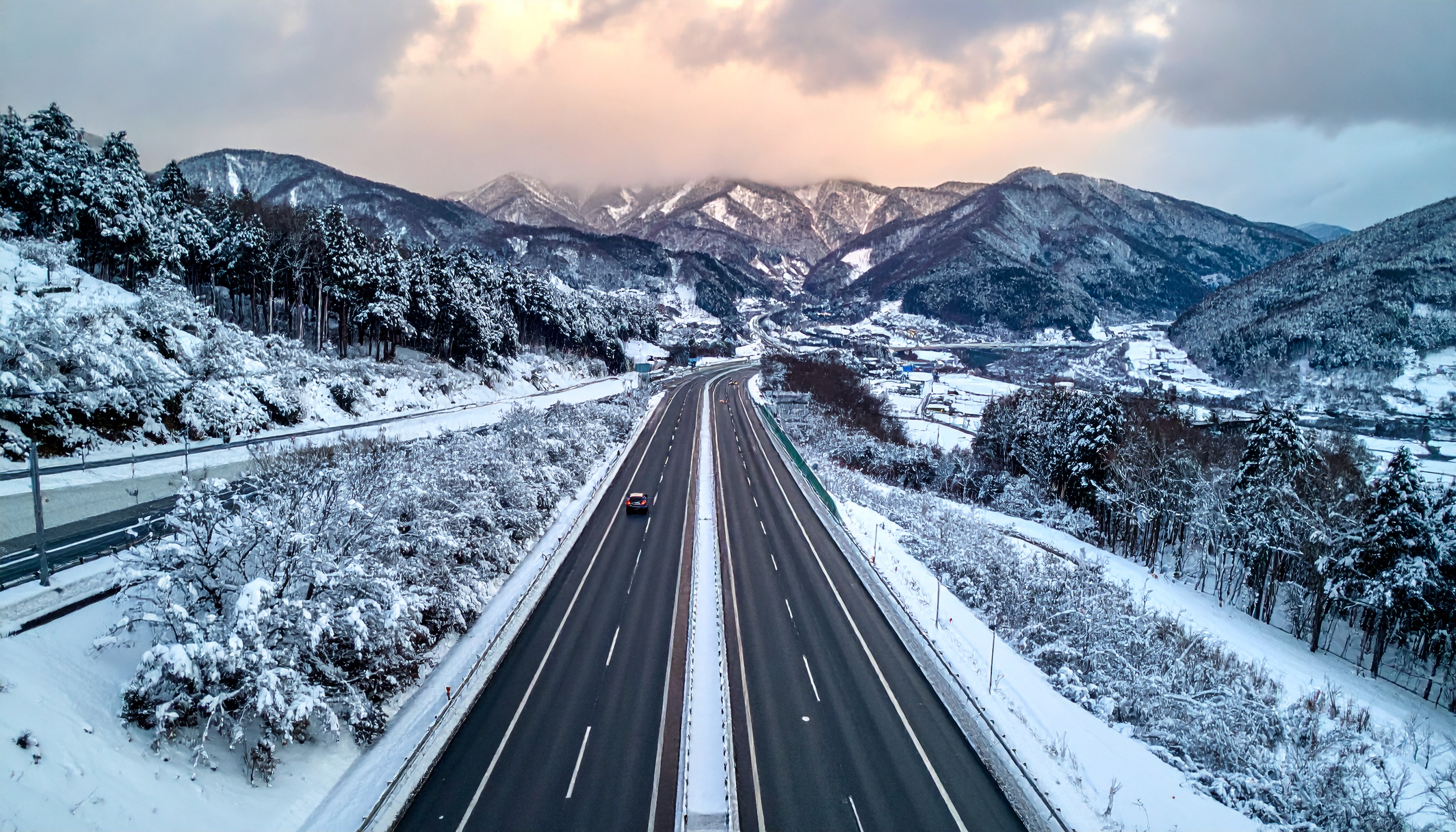 群馬県みなかみ町 関越道で67台絡む多重事故、死者2人・重傷5人