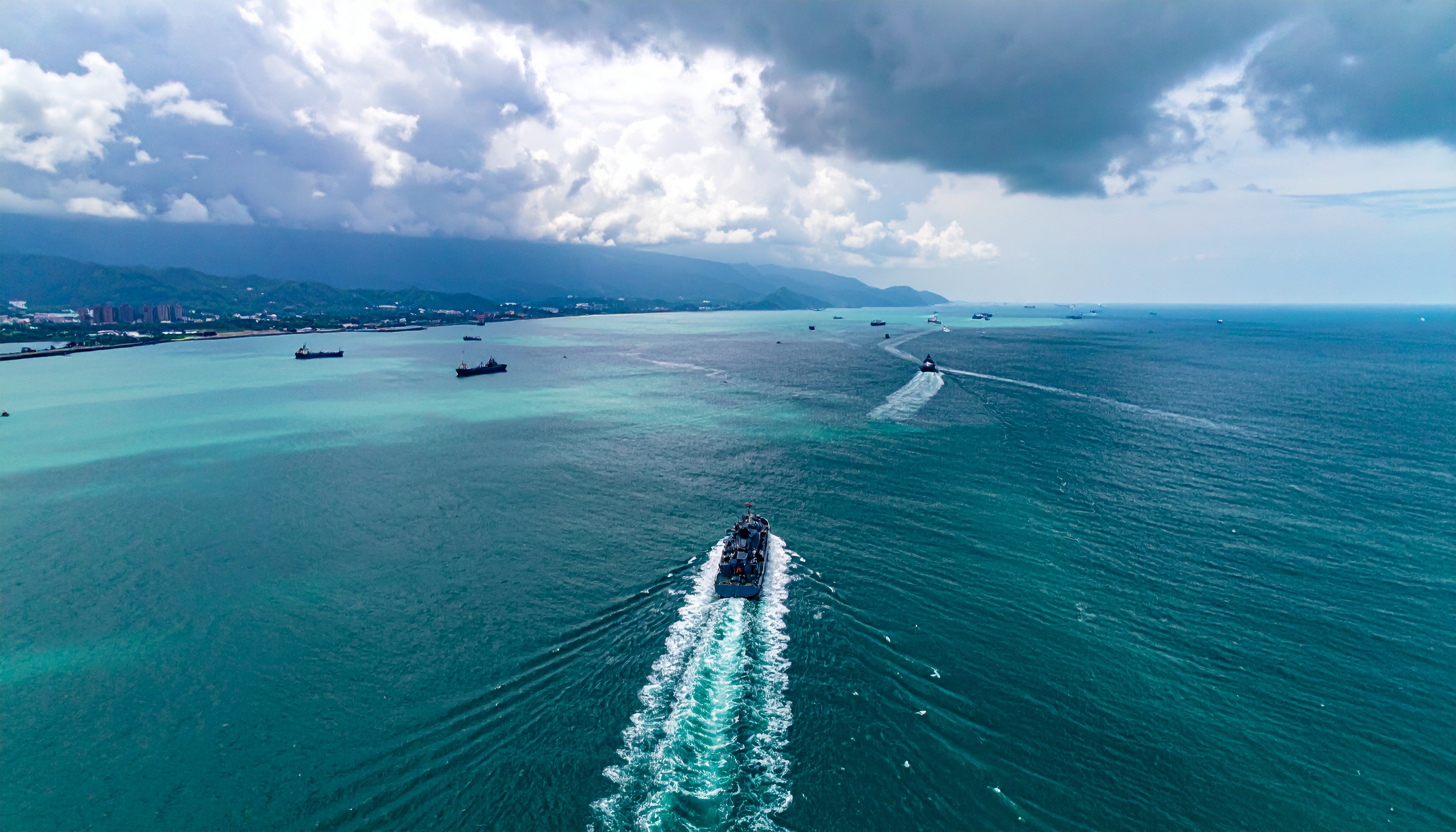 中国軍艦・海警船 台湾周辺で順次退去、24カイリ線外に一部残留