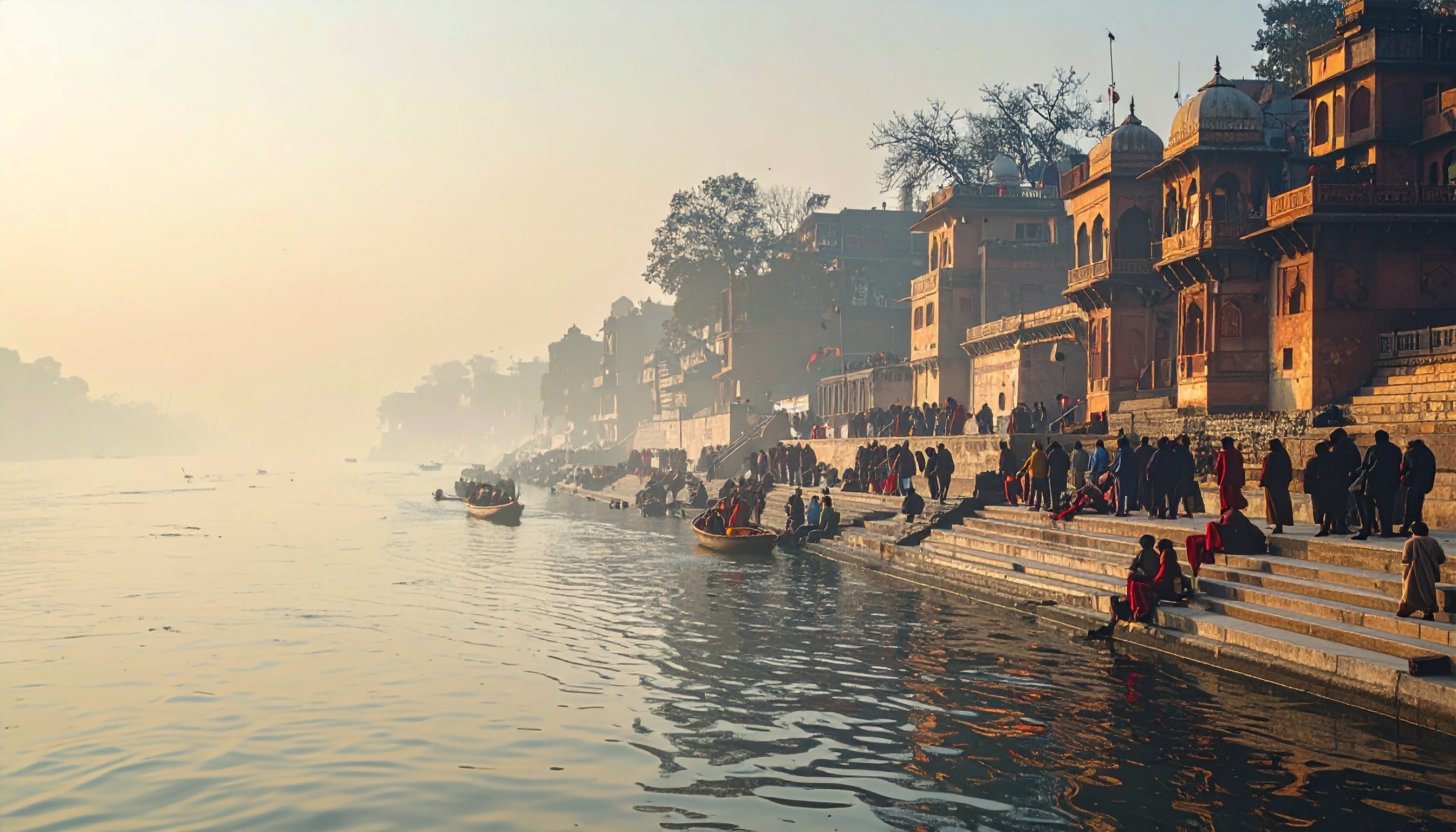 インド・バラナシでサンタ帽の旅行者ら沐浴しようとし、案内の日本人男性が謝罪