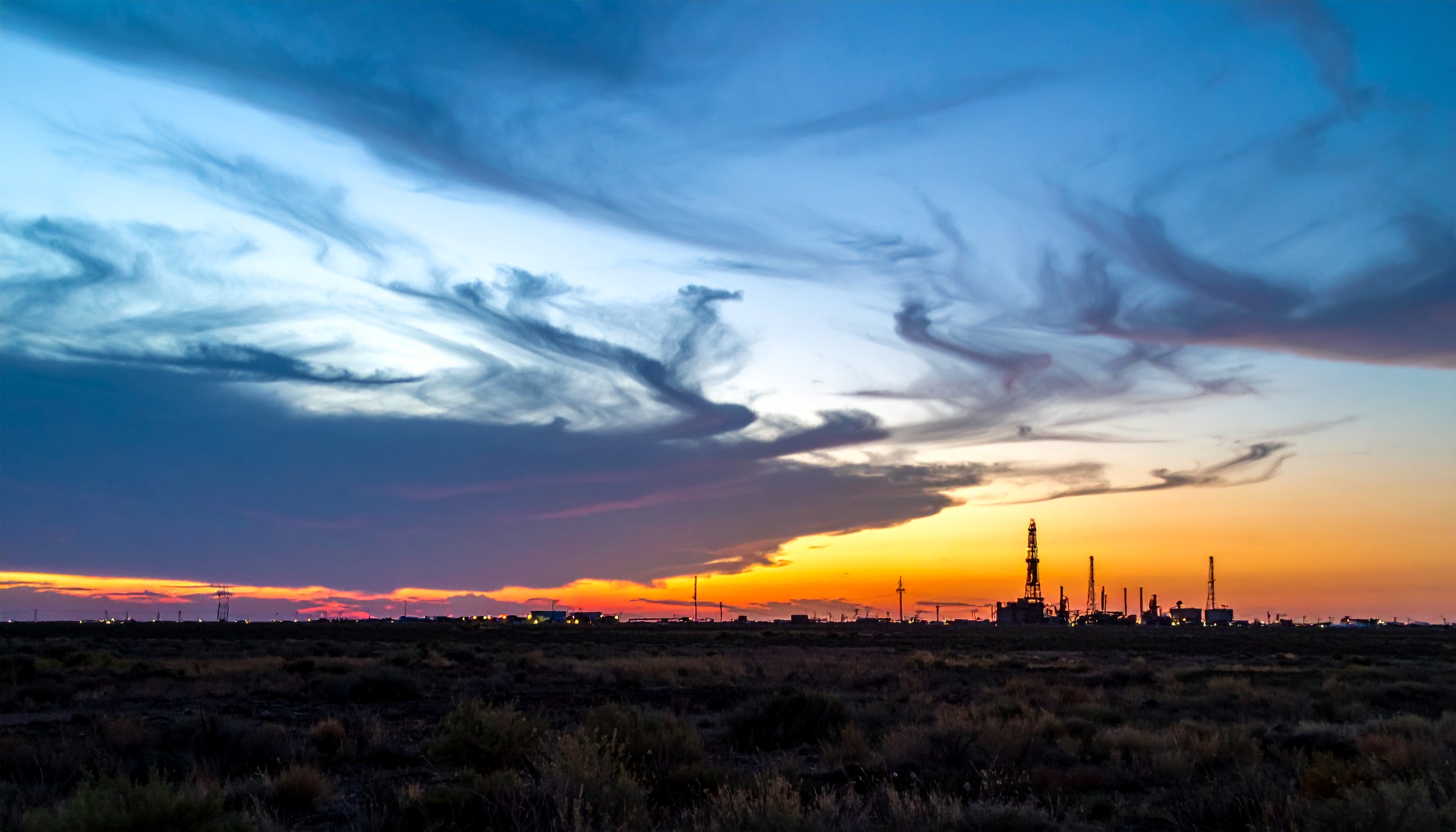 カザフスタン西部テンギス油田火災 操業停止でカスピ海経由輸出減少懸念