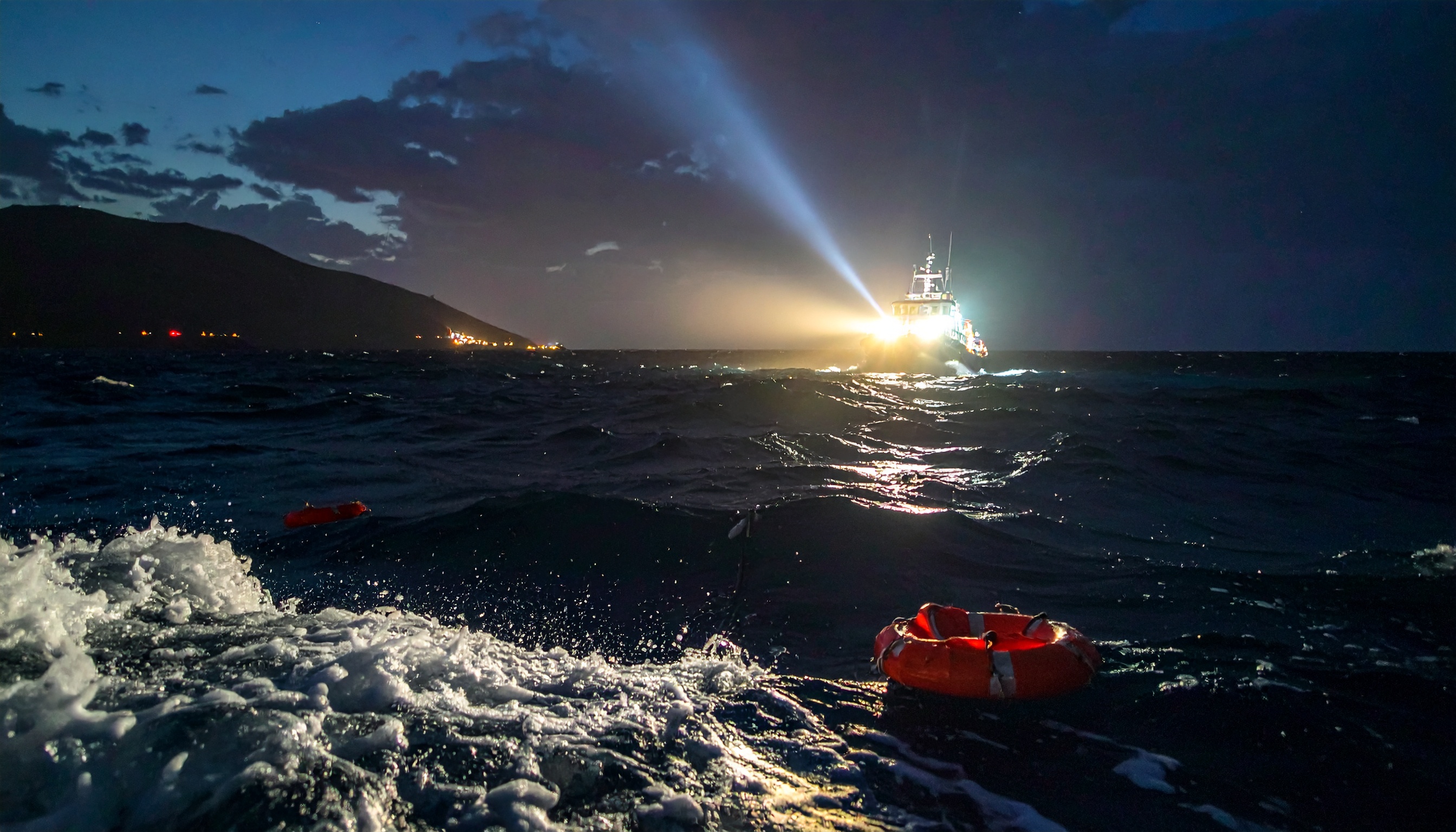 ギリシャ・キオス島沖で移民高速艇が沿岸警備隊巡視船と衝突、少なくとも15人死亡